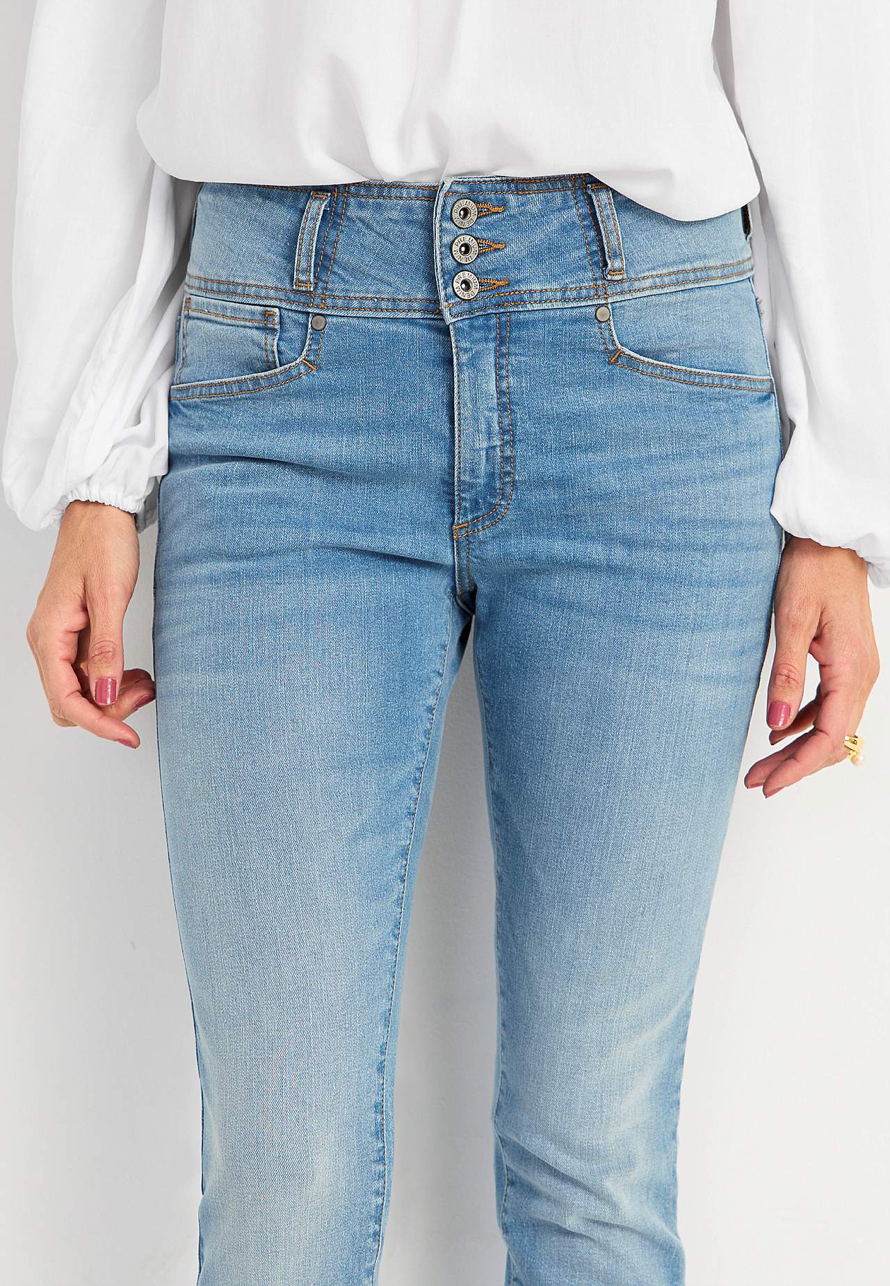 Straight jeans with high waist