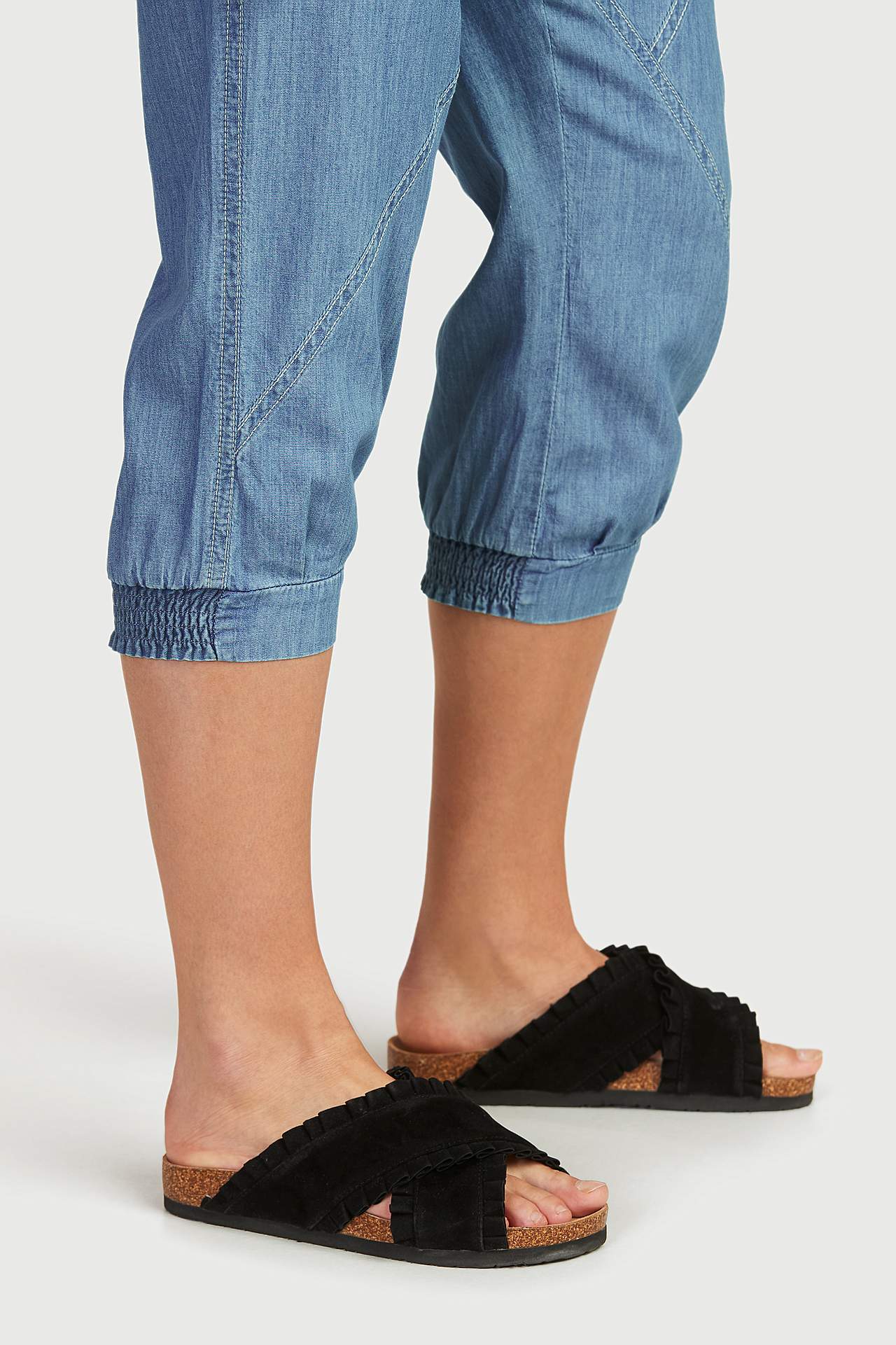 Woven capri trousers