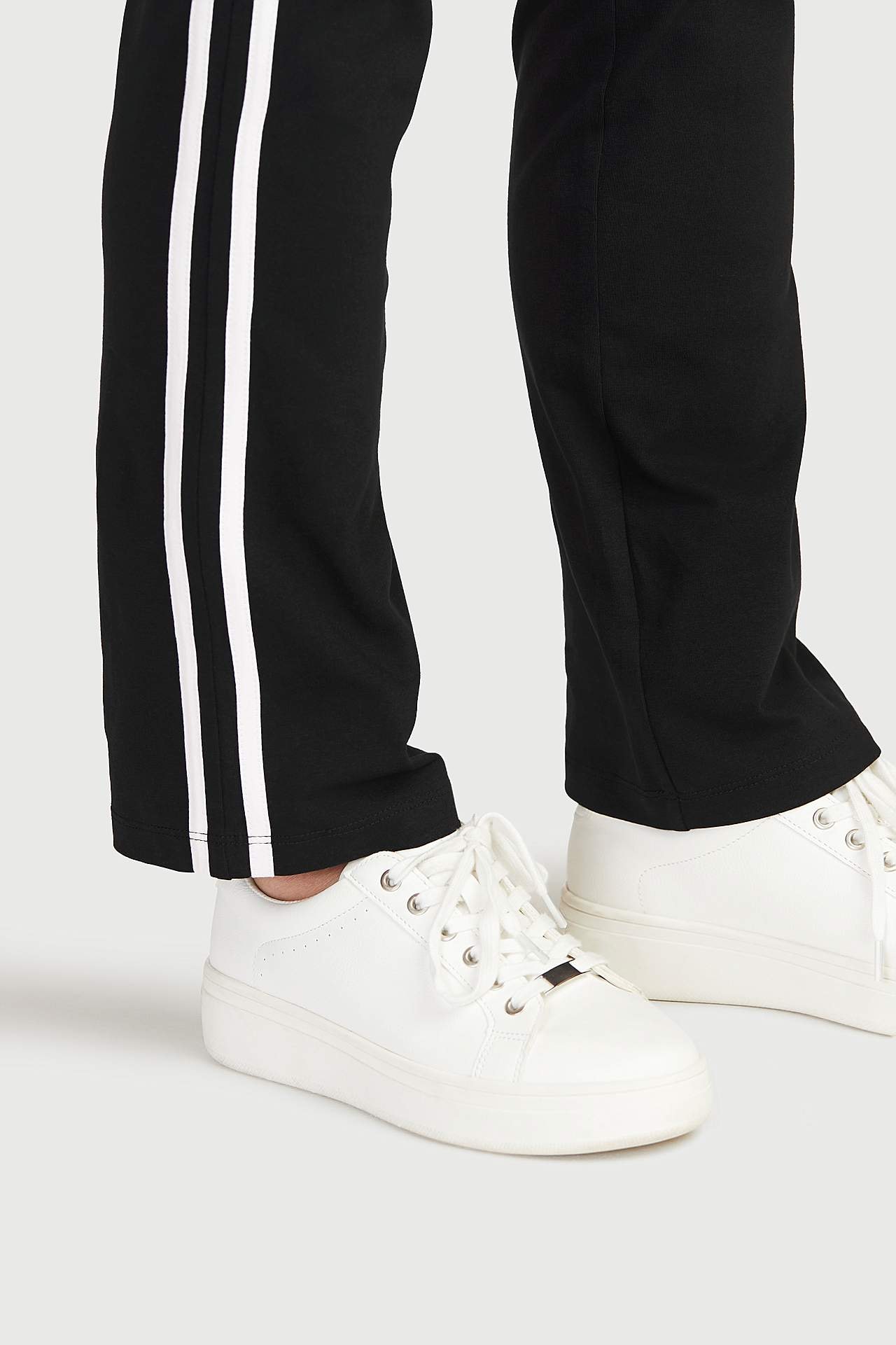 Workout trousers with decorative side stripes