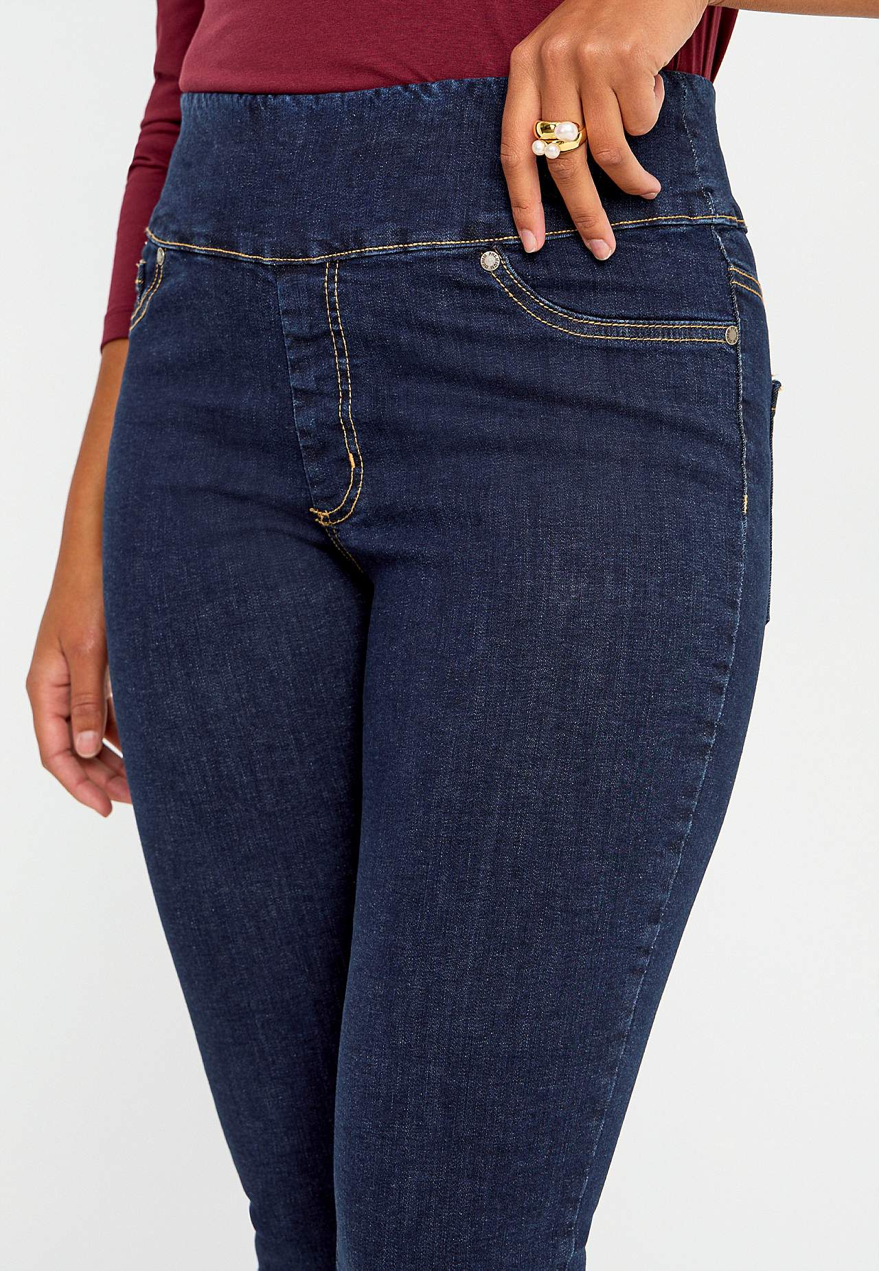 Stretchy jeggings with high elasticized waist