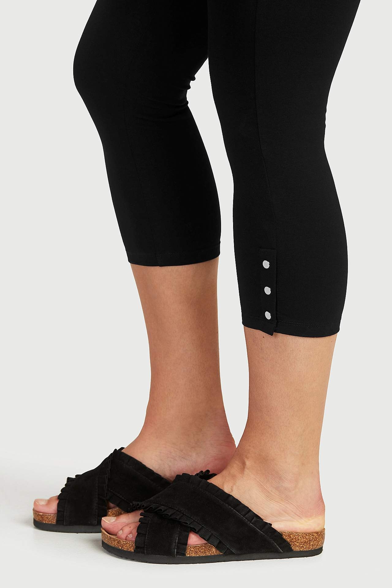 Capri leggings with nice button details Milly 2-pack