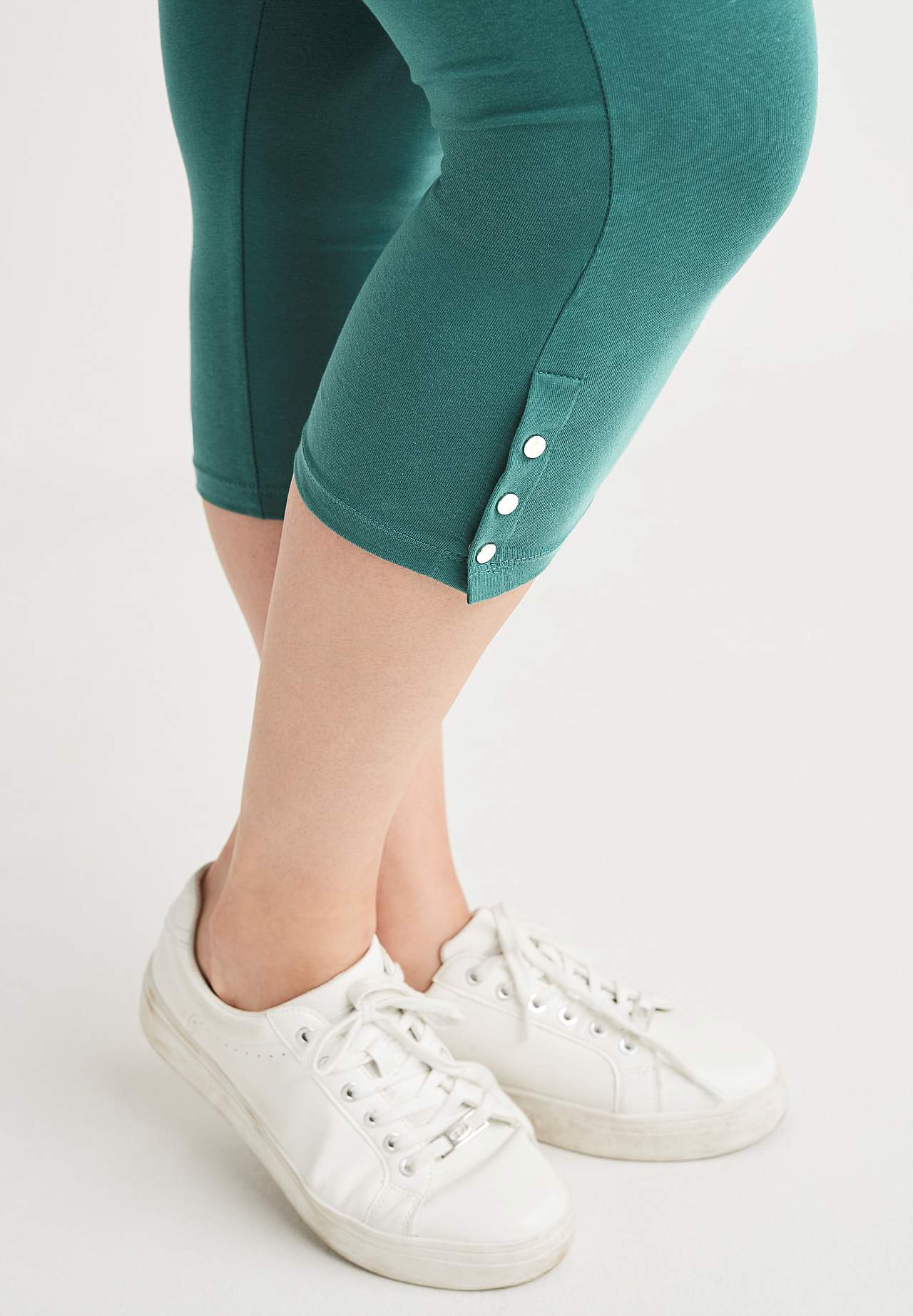Capri leggings with nice button details Milly 2-pack