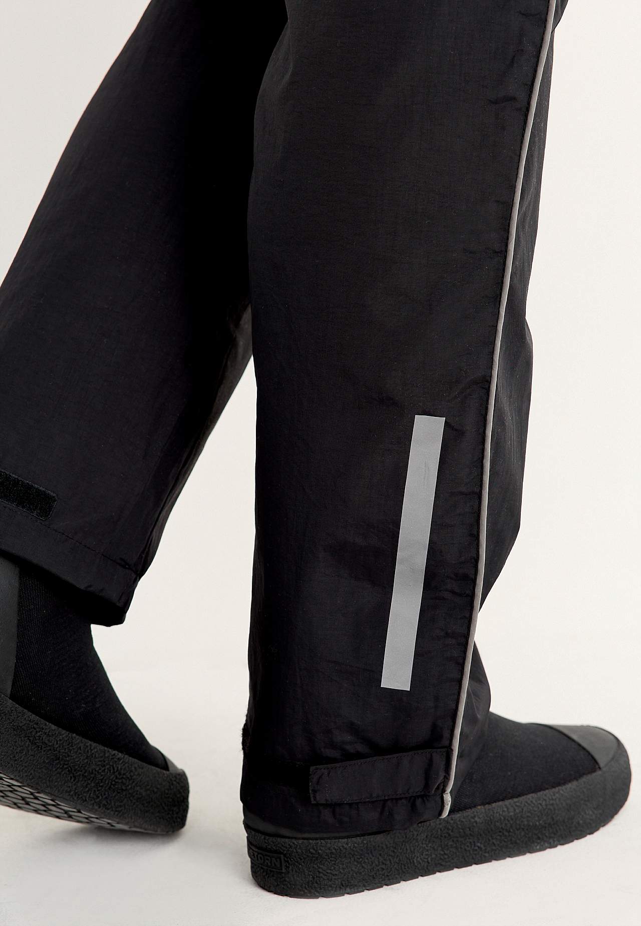 Wind pants with reflective details