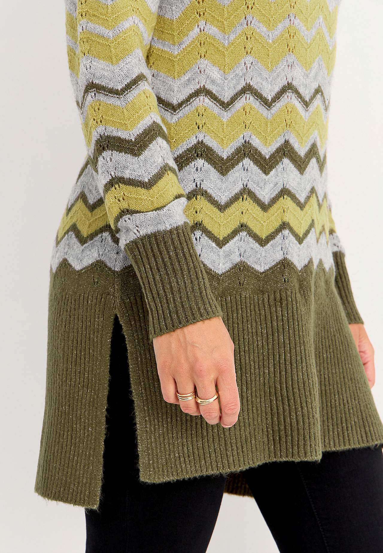 Knitted sweater with zigzag pattern