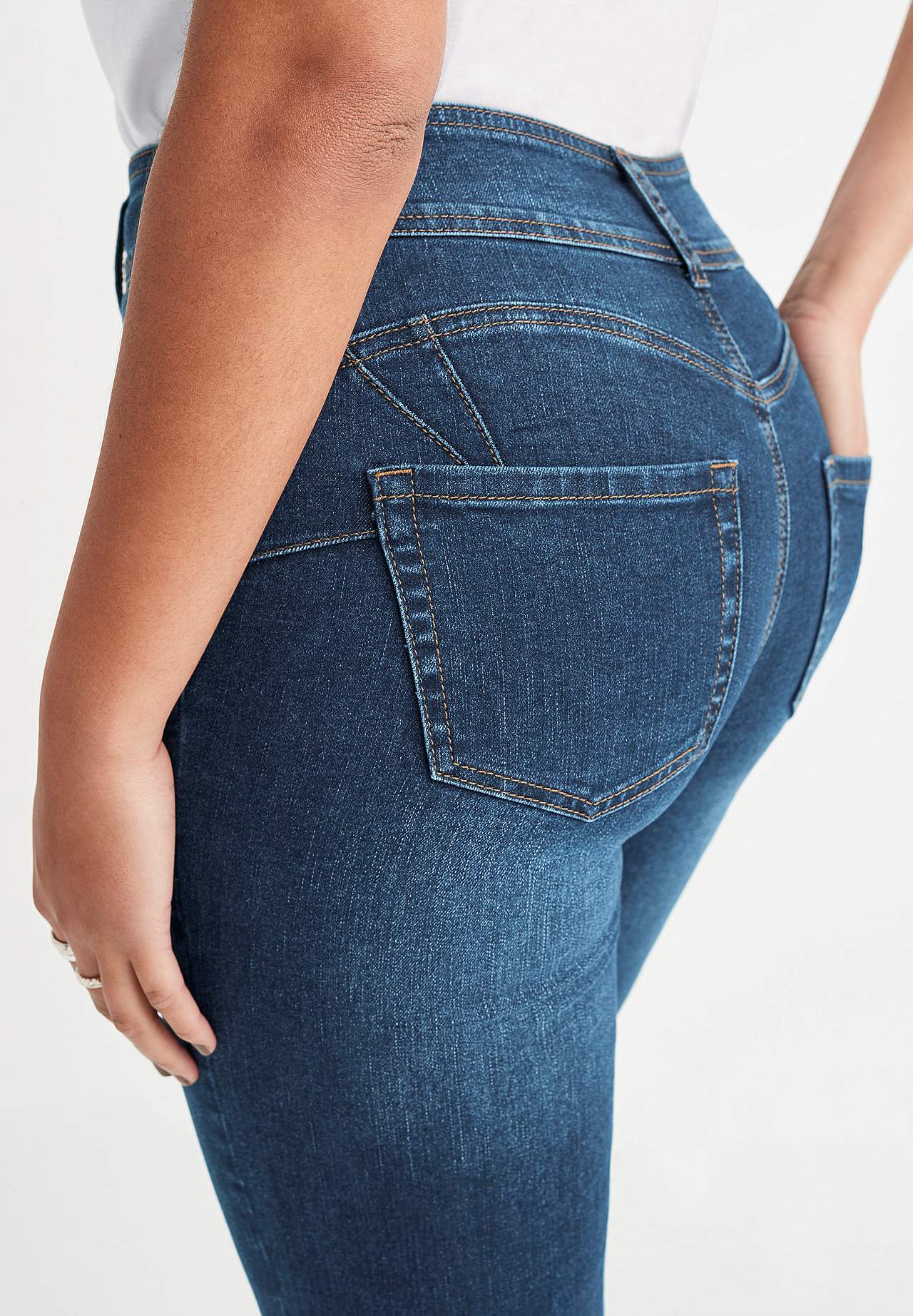Stretchy crop jeans with shaping effect