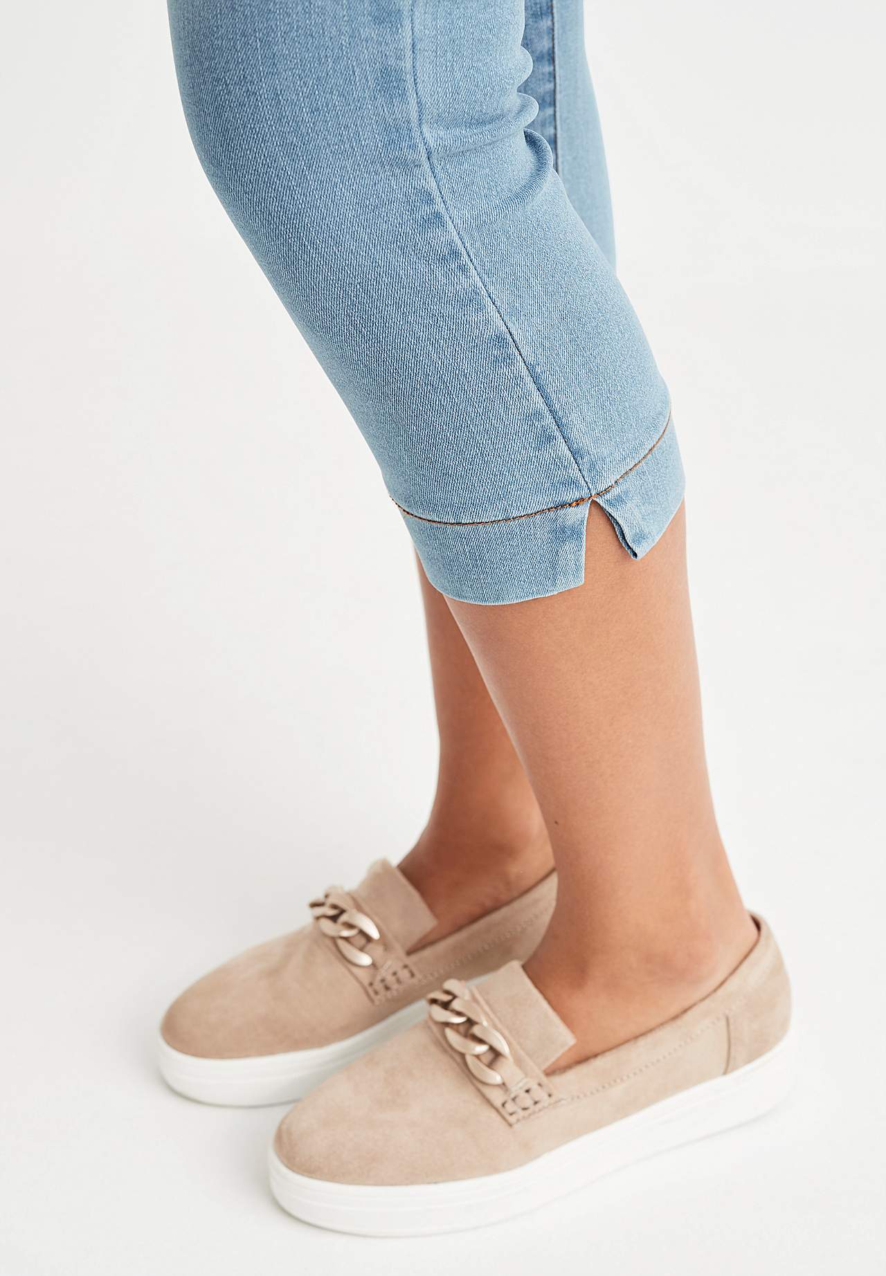 Stretchy crop jeans with shaping effect