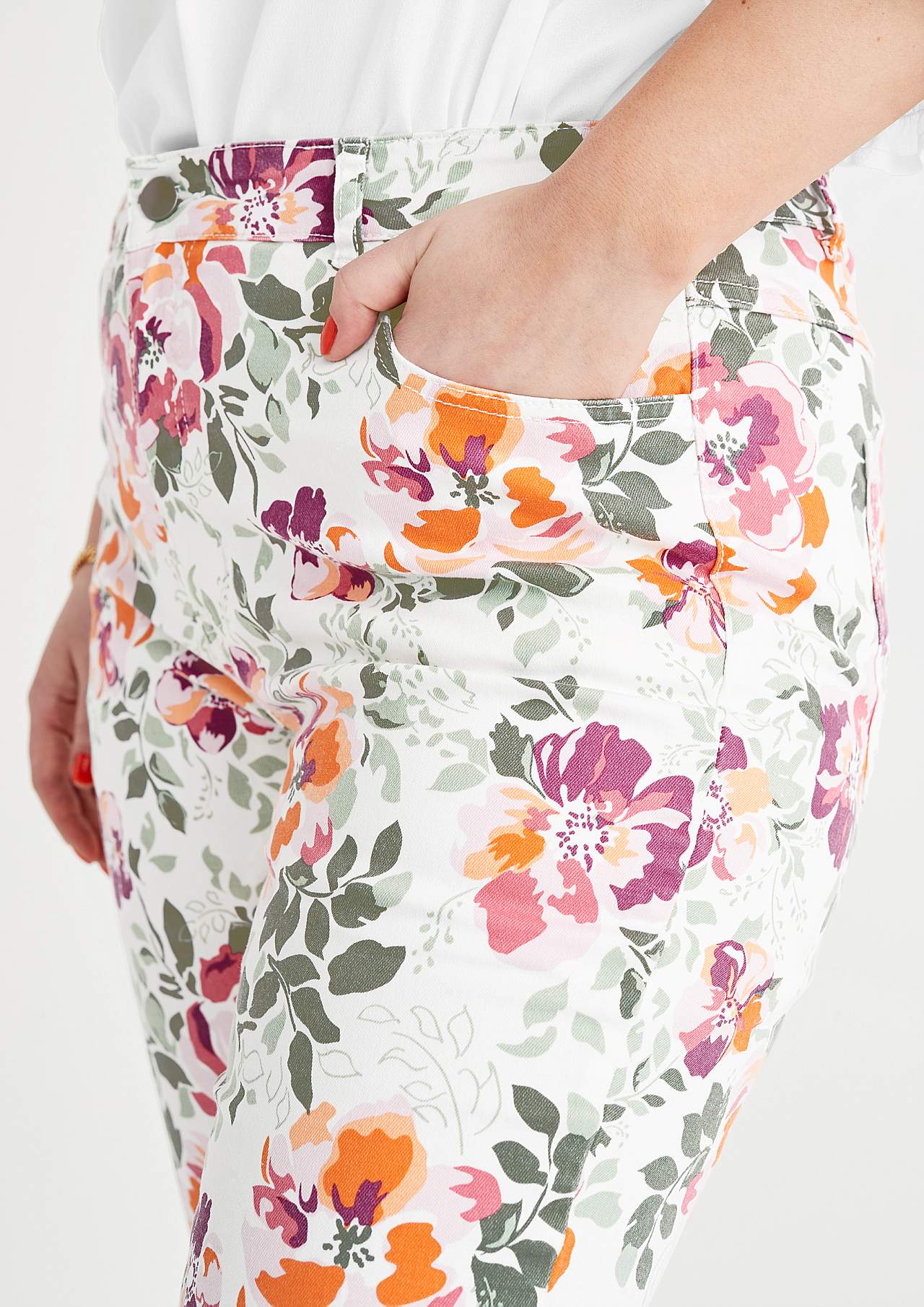 Capri trousers with a flower pattern