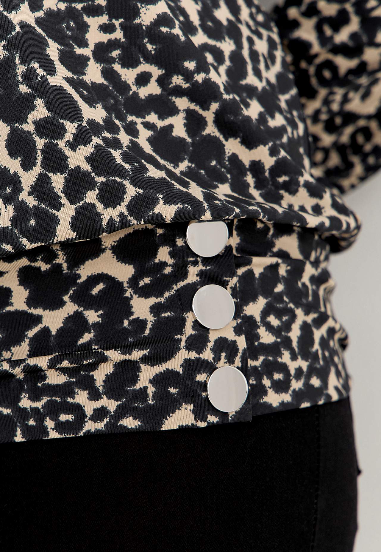 Patterned jersey top with button decor