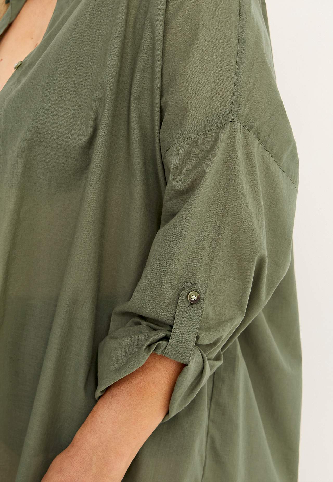 Beach shirt with foldable sleeves