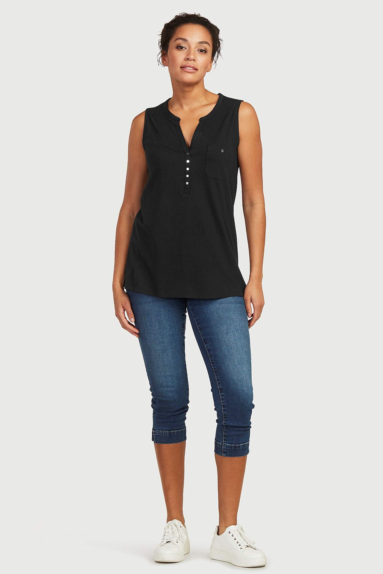 Sleeveless jersey top with metallic buttons