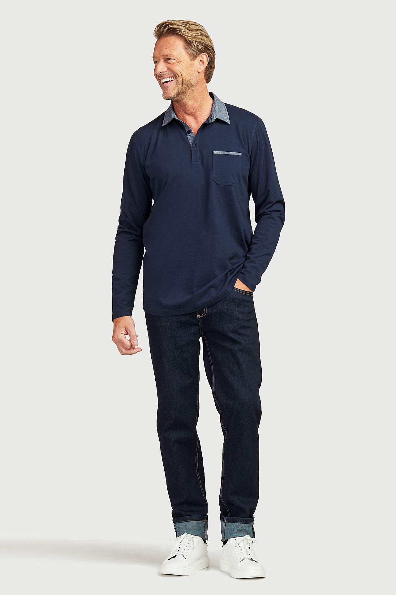 Comfortable long-sleeved jumper with collar