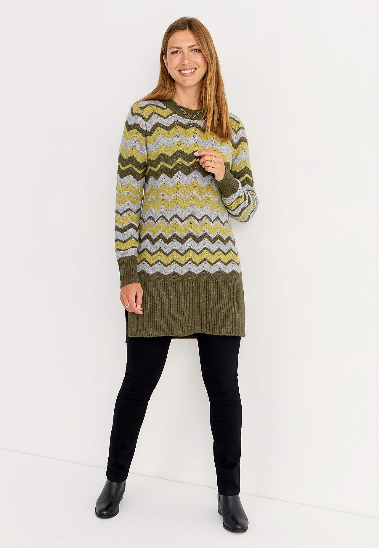 Knitted sweater with zigzag pattern