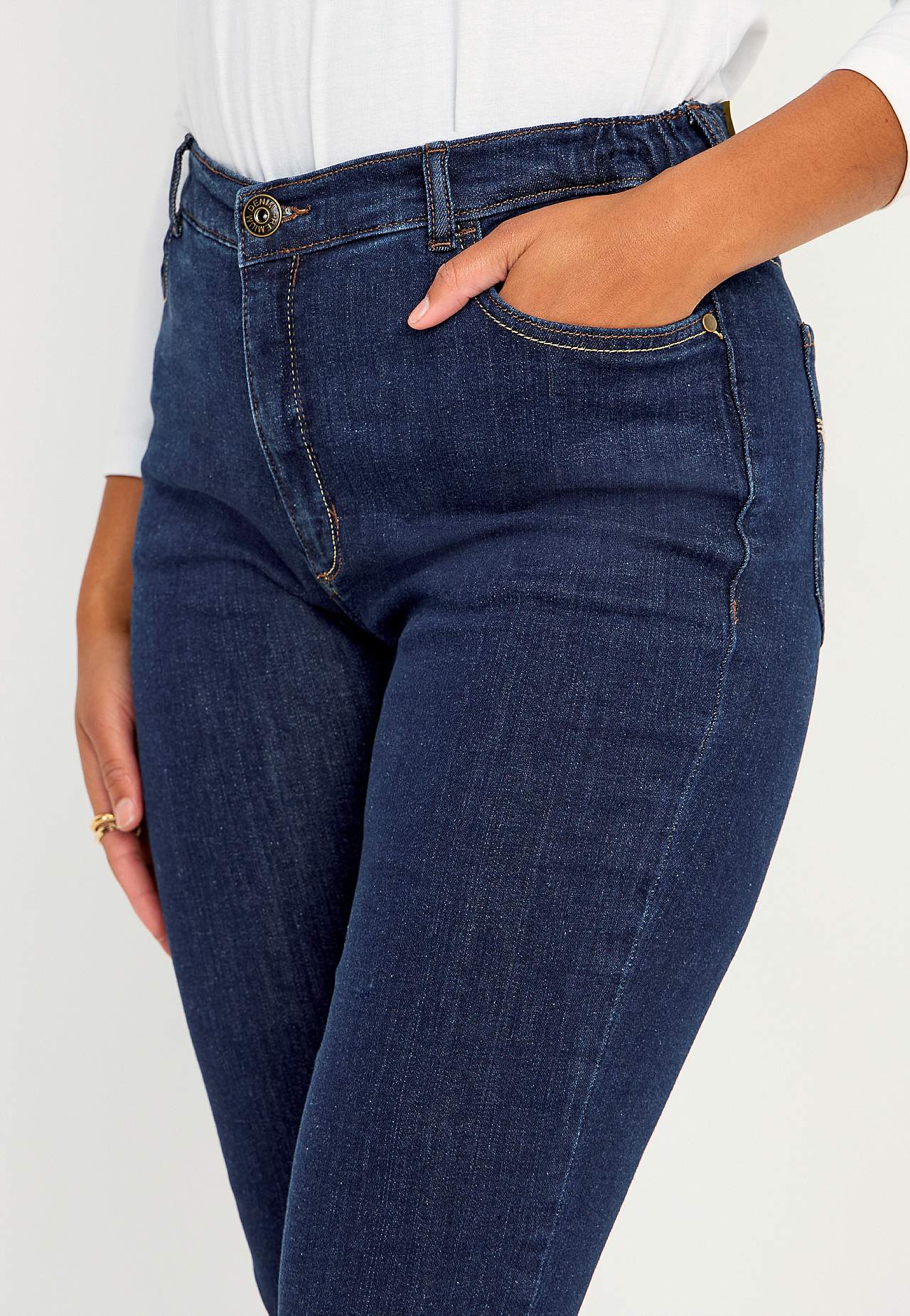 Jeans with elastic at the sides