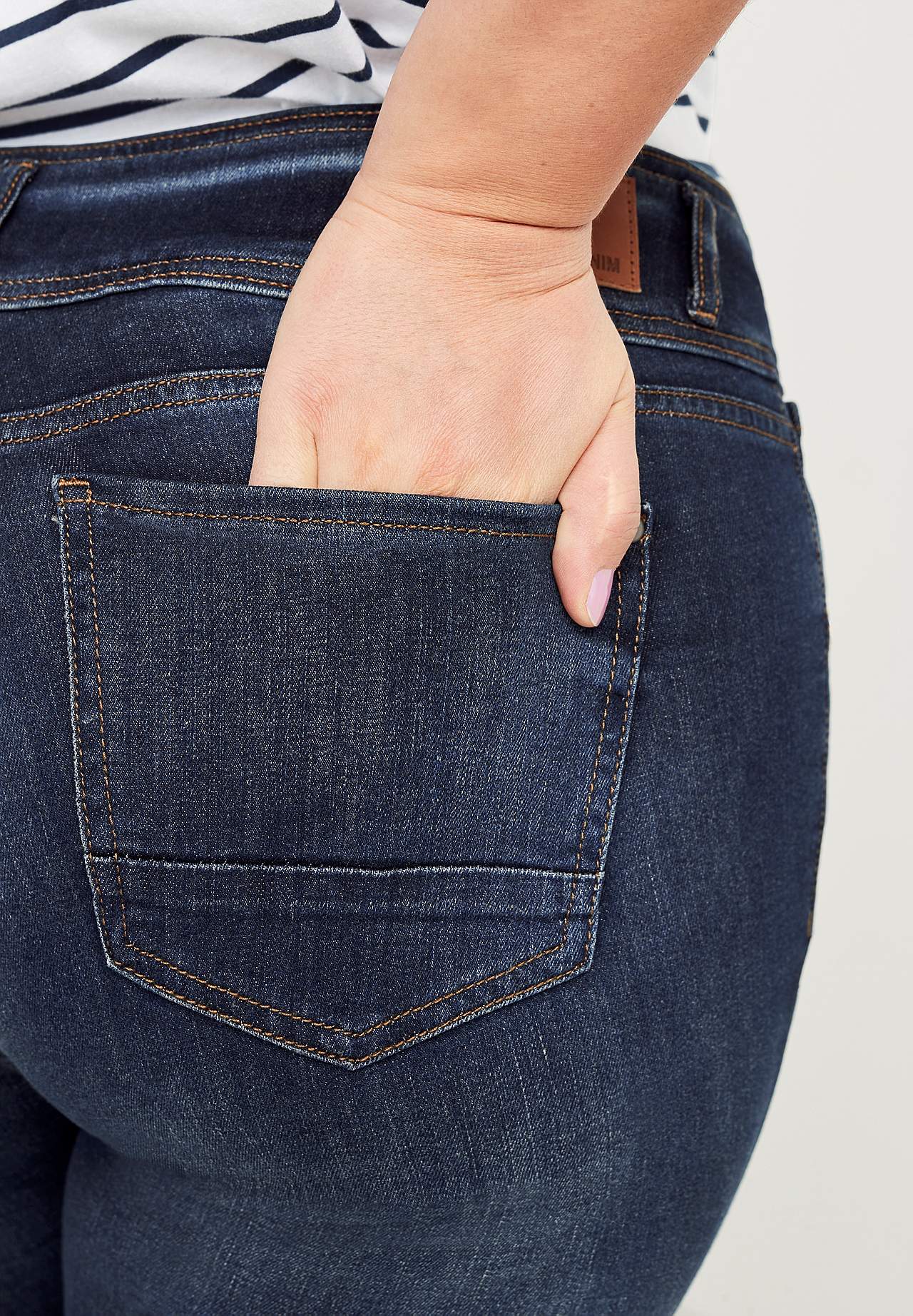 Straight jeans with high waist