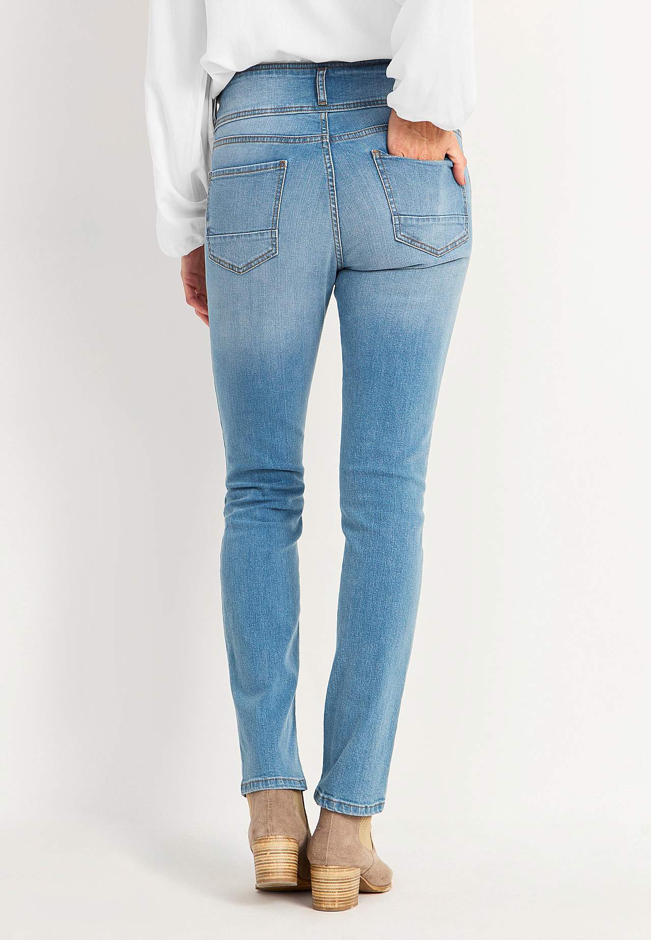 Straight jeans with high waist