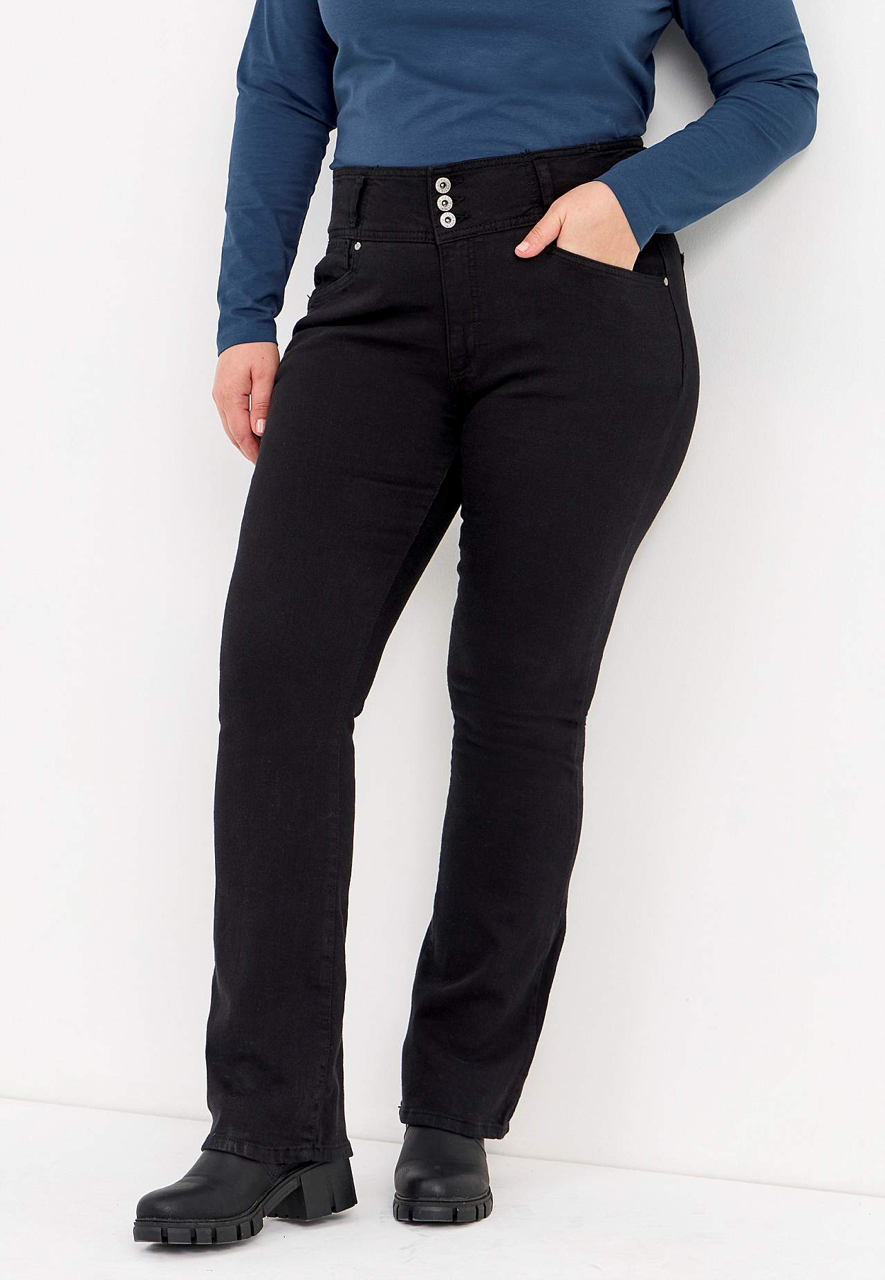 Boot cut jeans with high waist