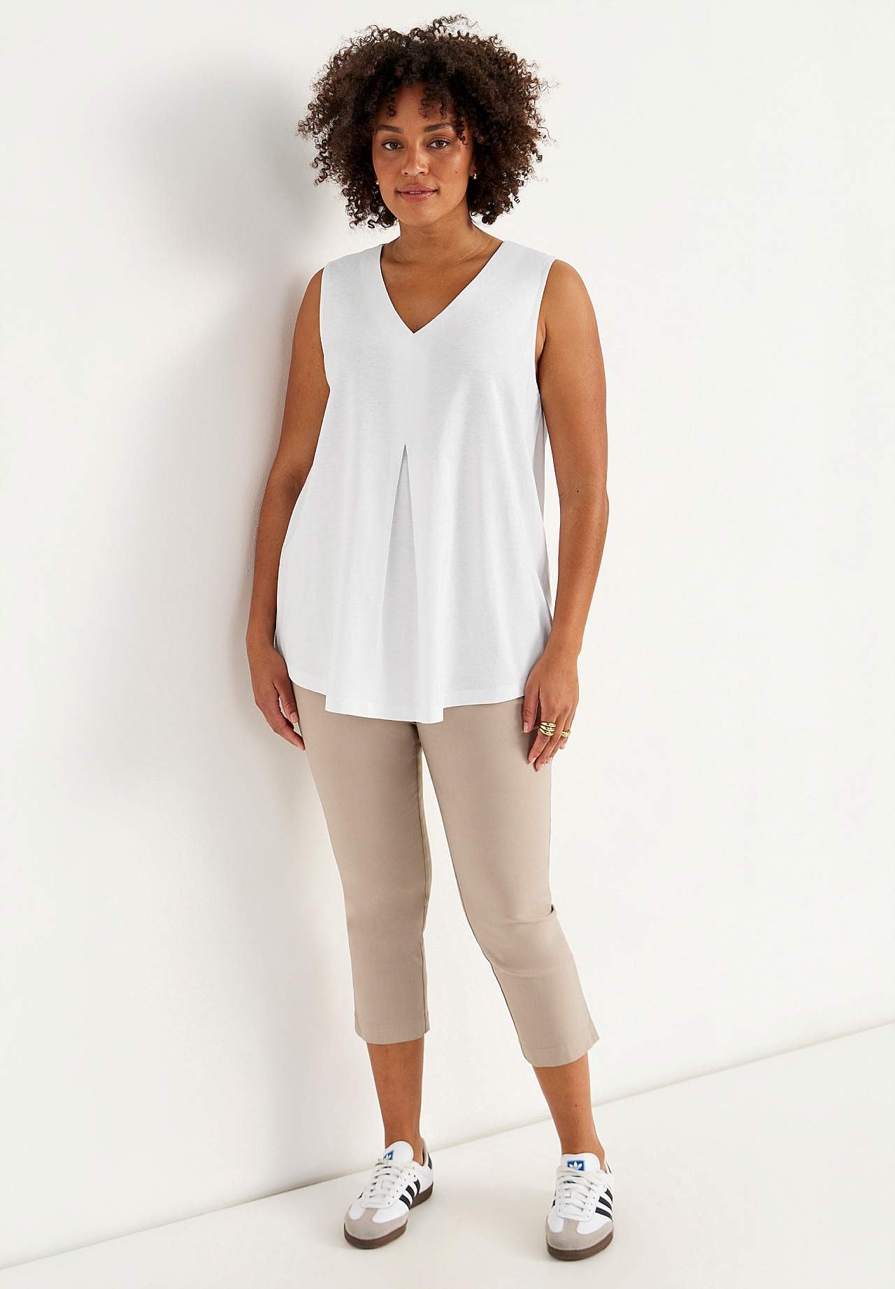 Sleeveless jersey top with v neckline