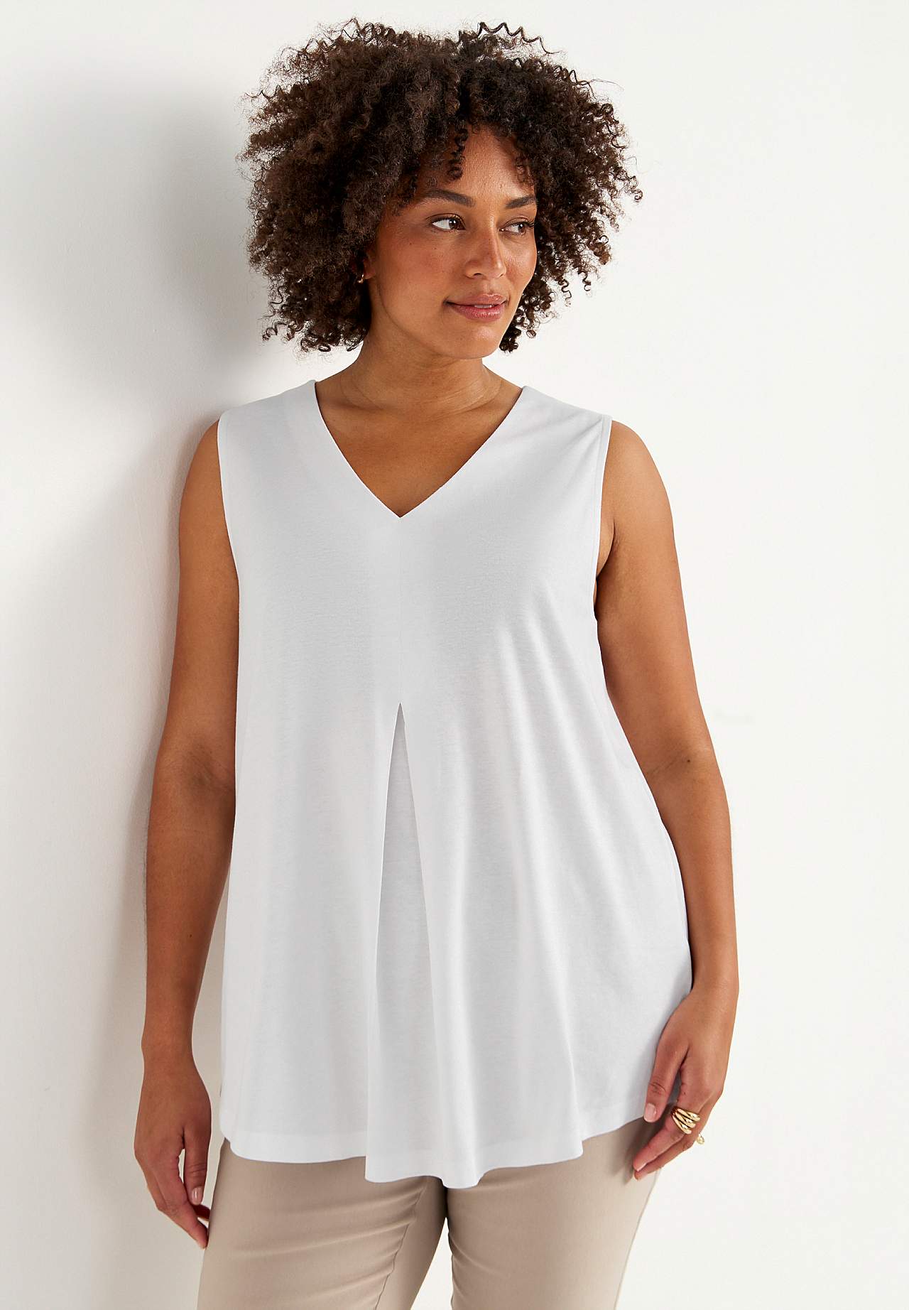 Sleeveless jersey top with v neckline