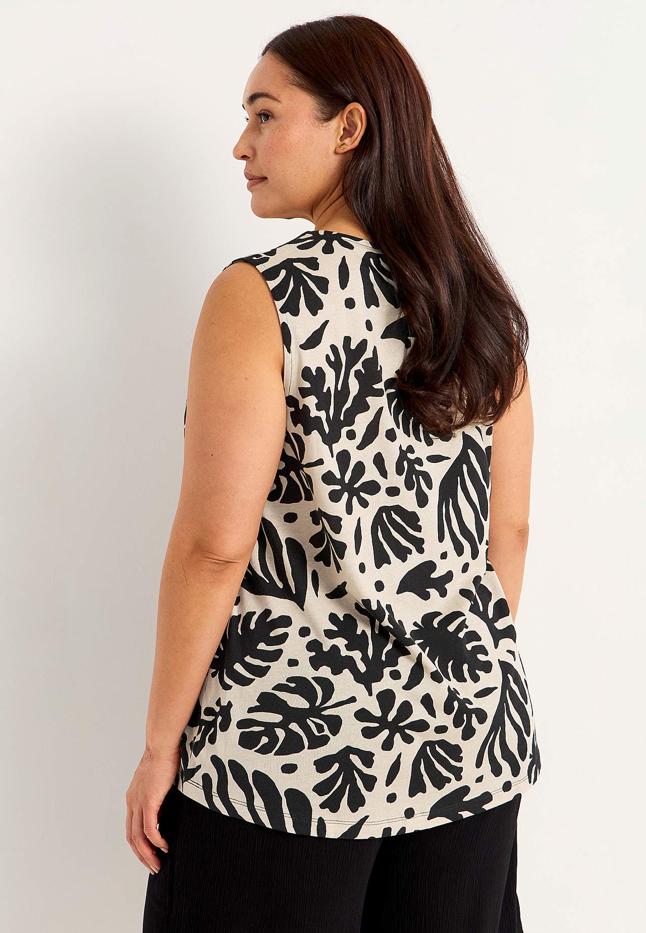 Sleeveless jersey top with v neckline