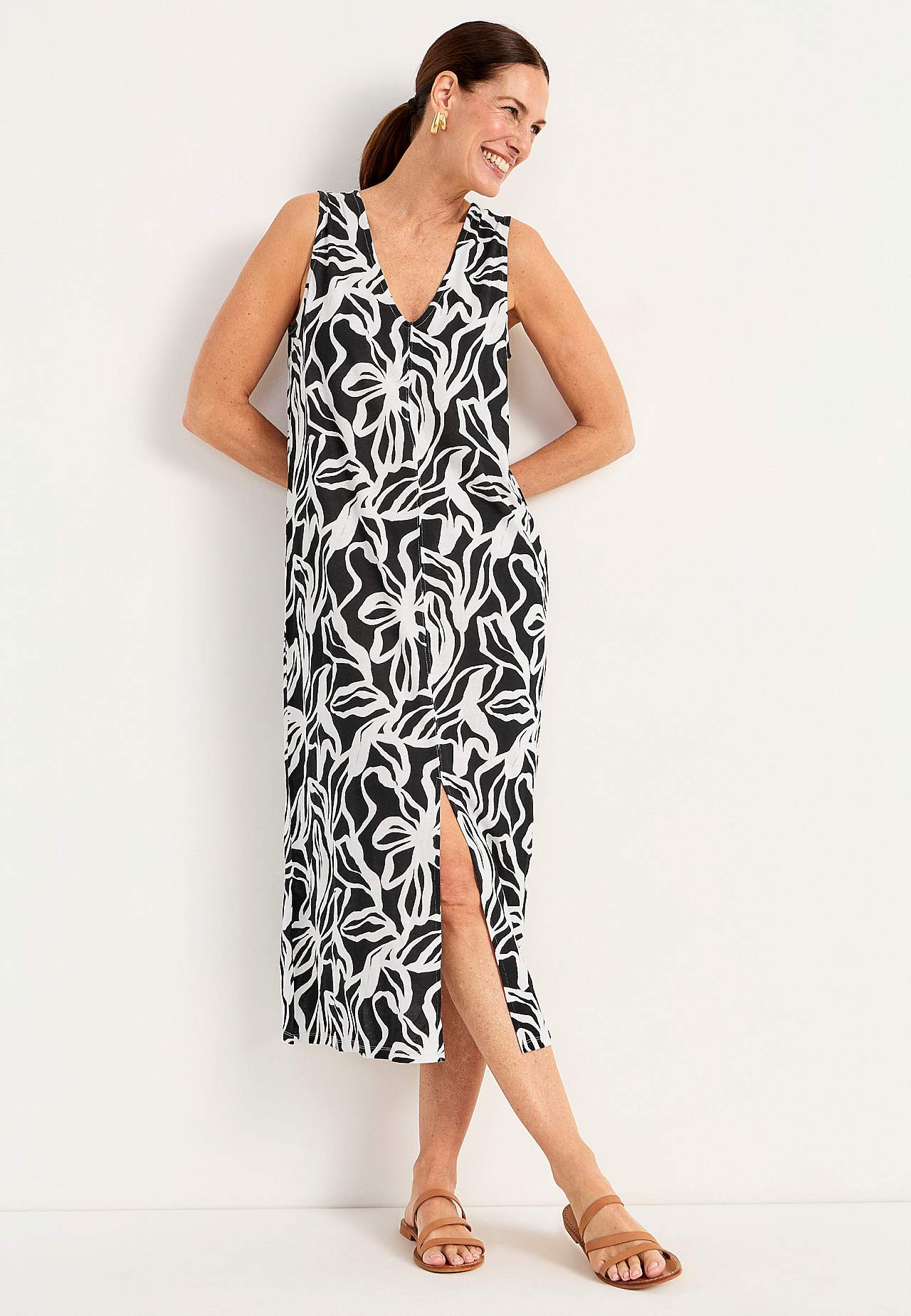 V-neck, sleeveless jersey dress