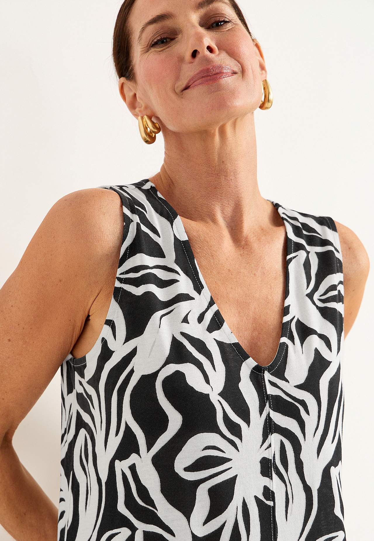 V-neck, sleeveless jersey dress