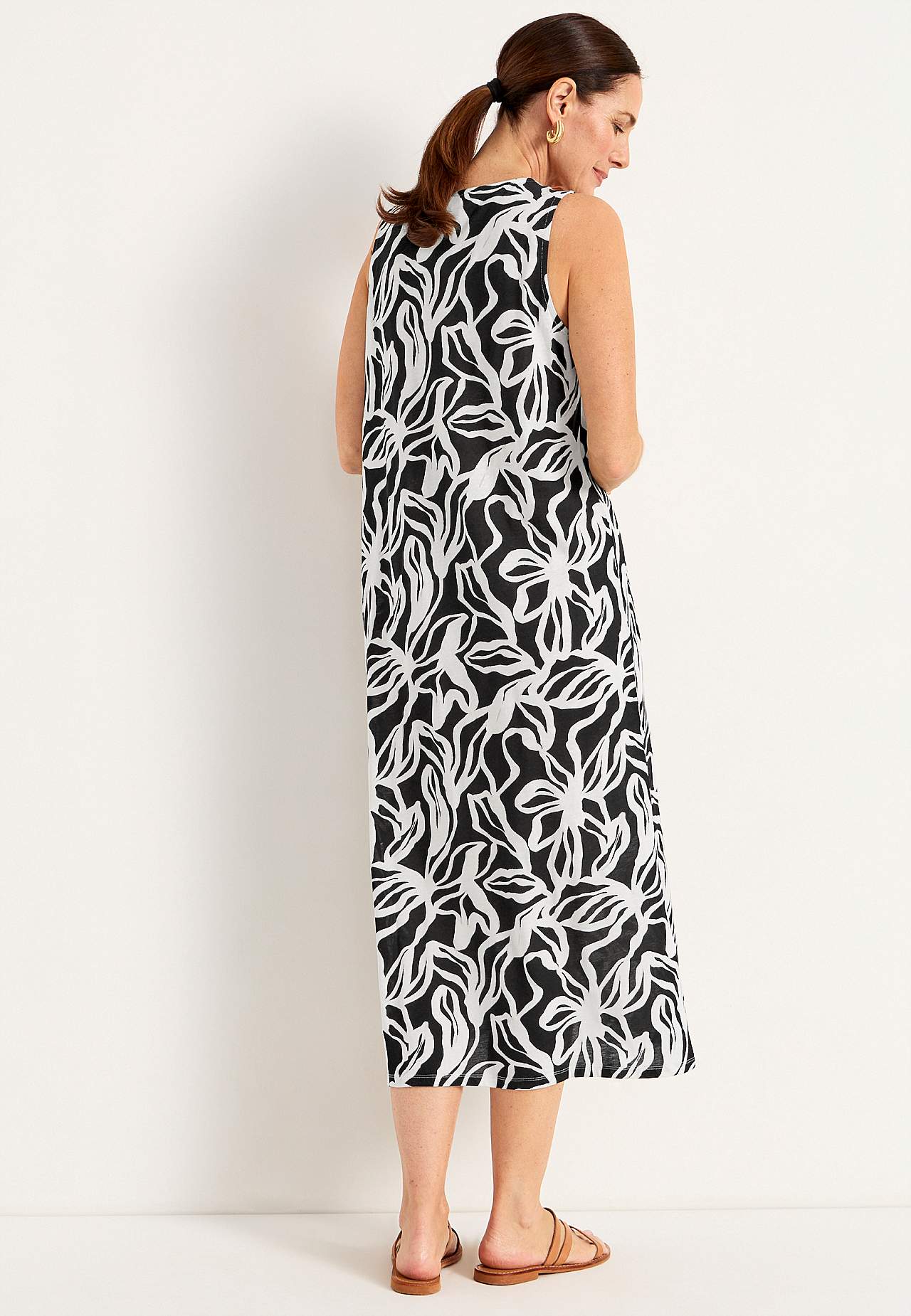 V-neck, sleeveless jersey dress