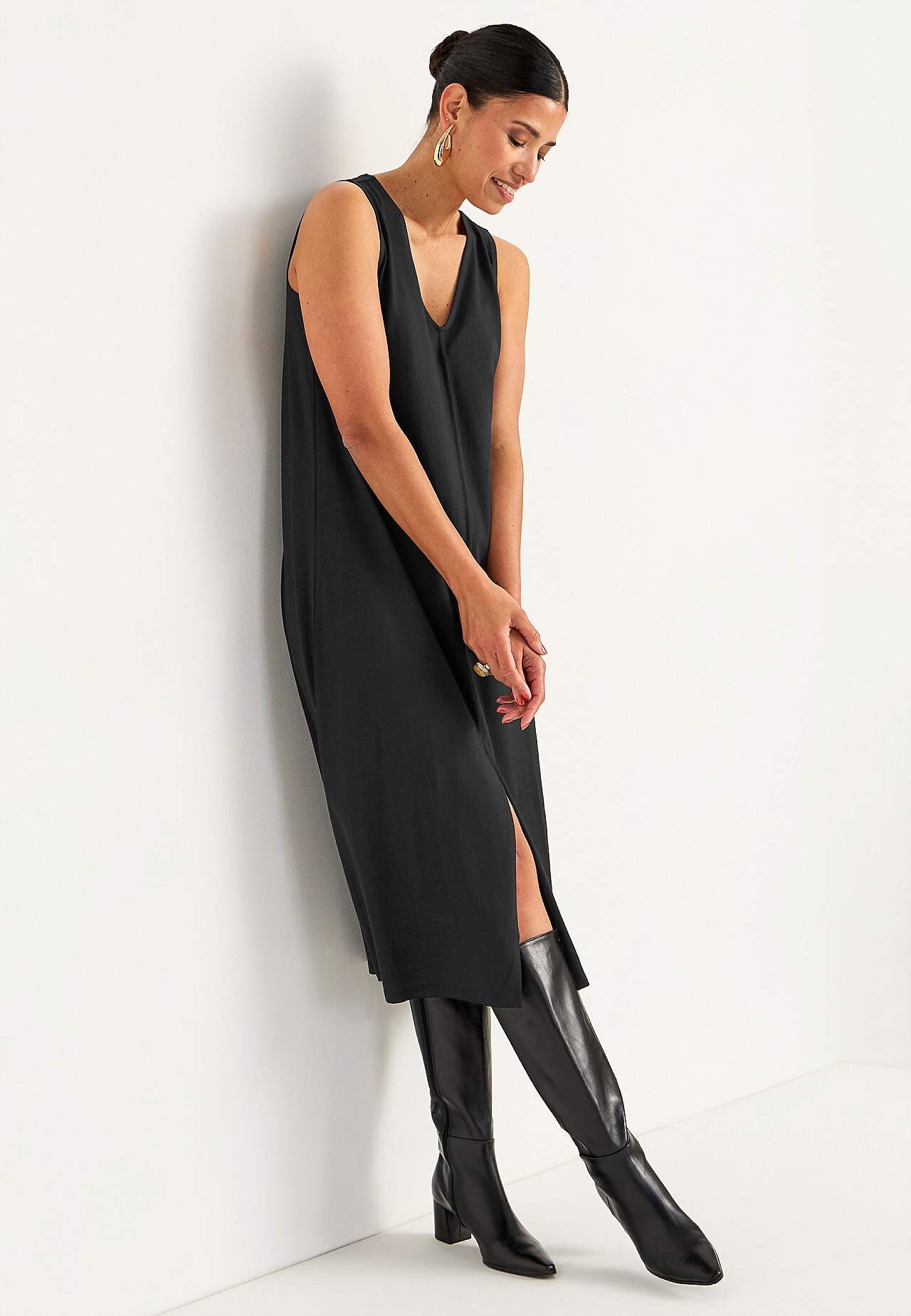 V-neck, sleeveless jersey dress