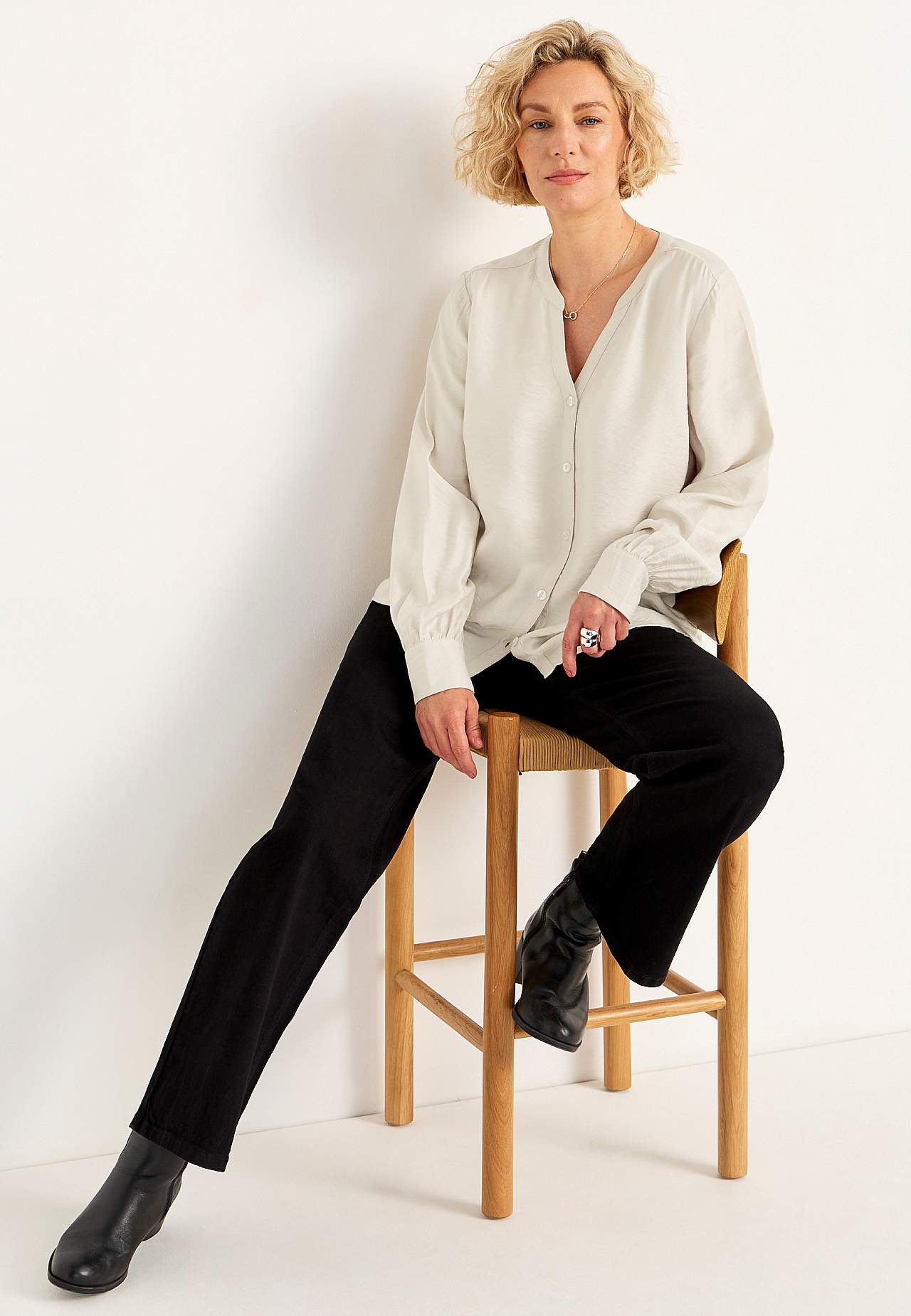 Woven blouse with buttons