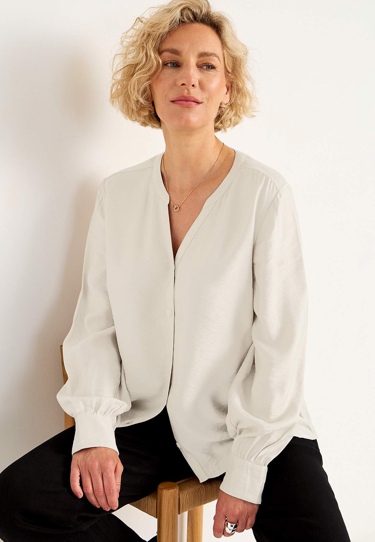 Woven blouse with buttons