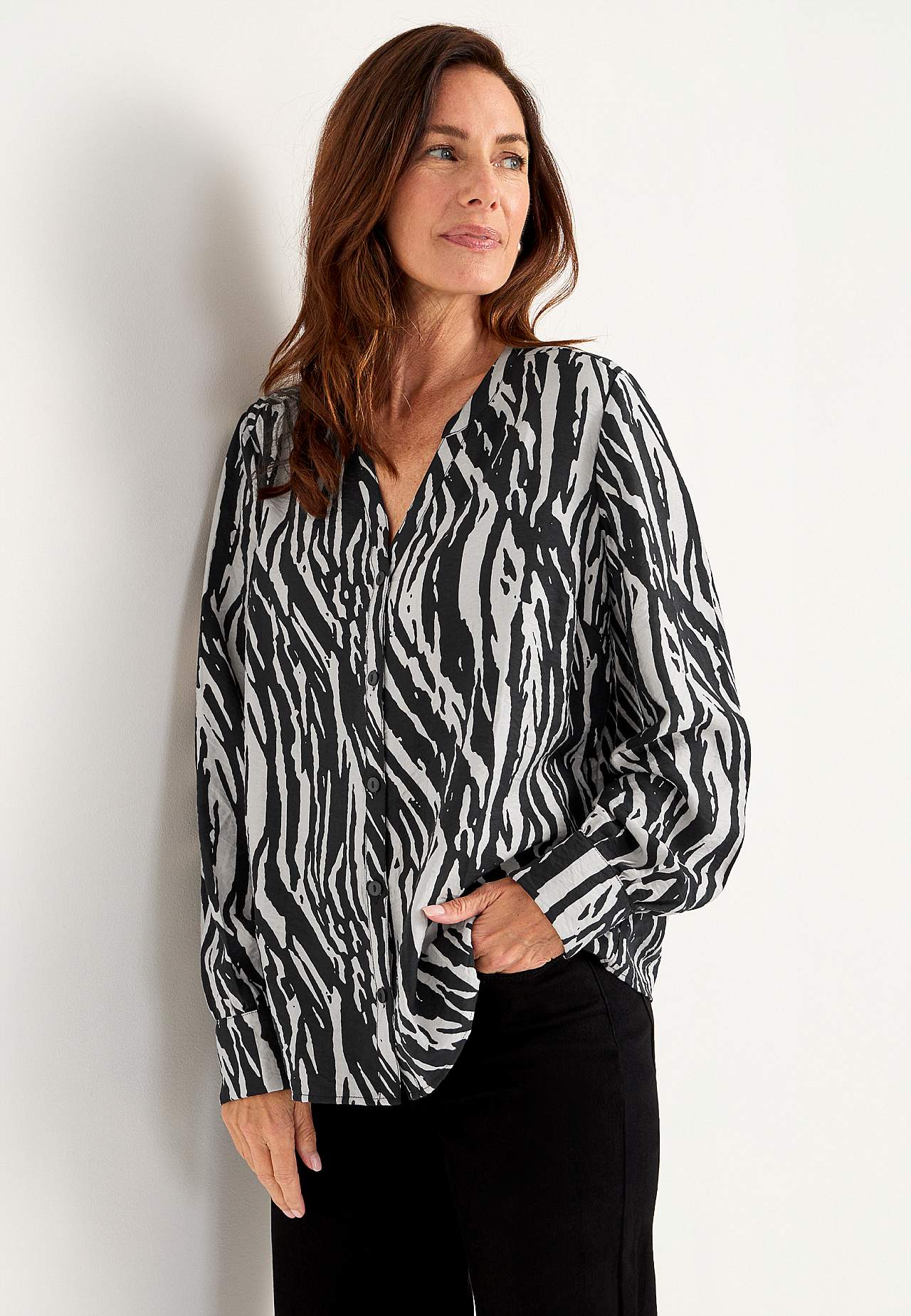 Woven blouse with buttons