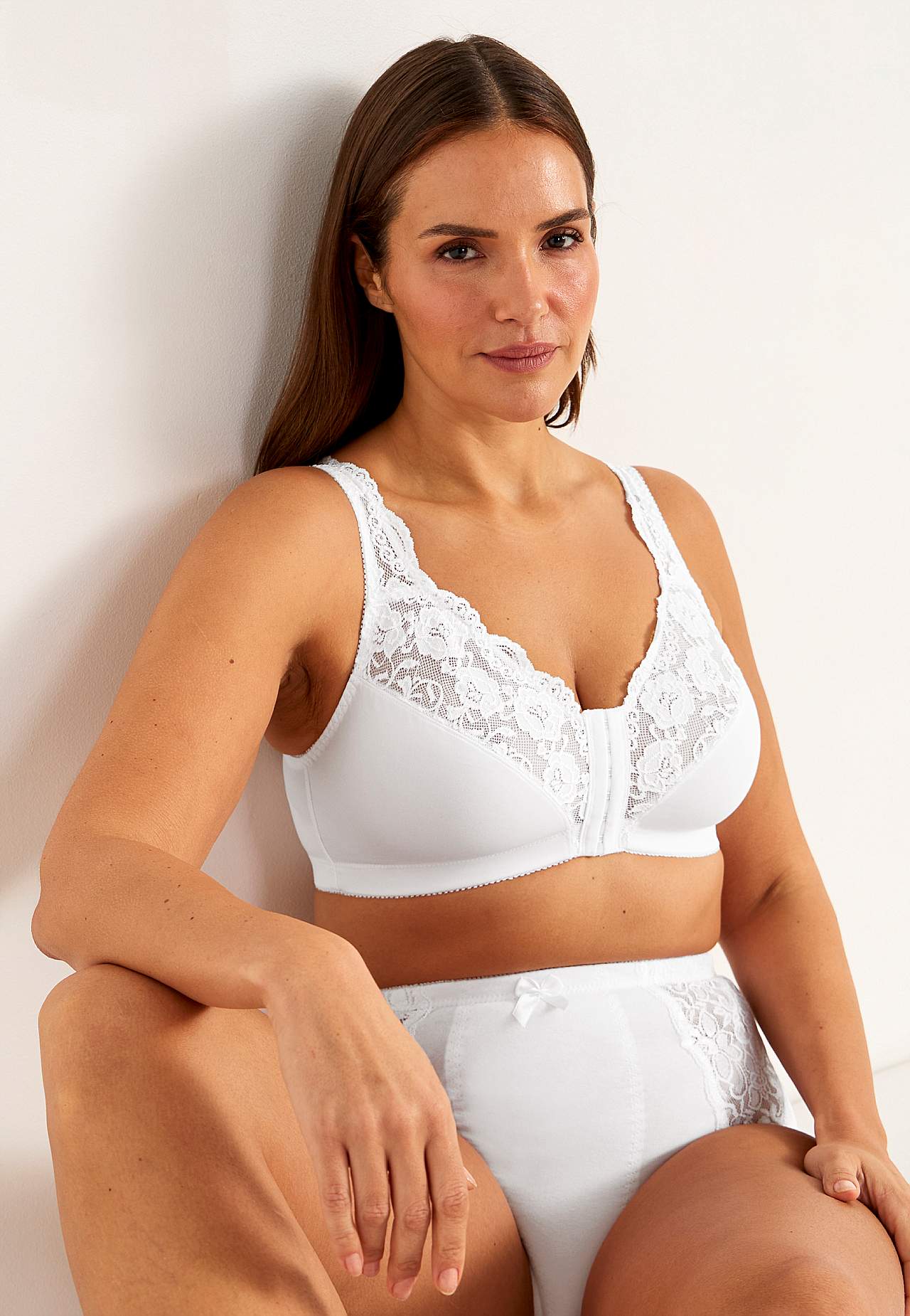 Front-closing soft bra