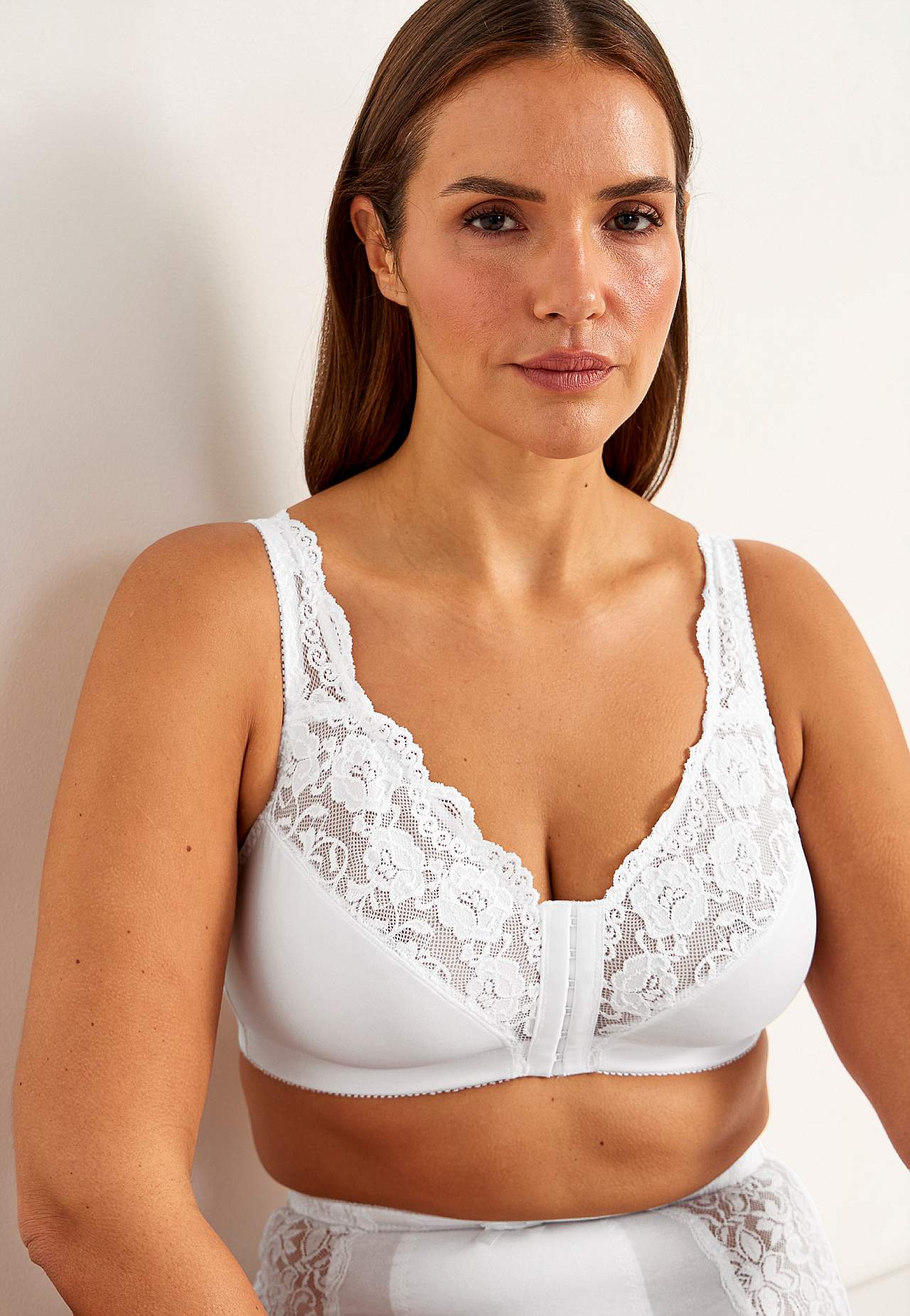 Front-closing soft bra