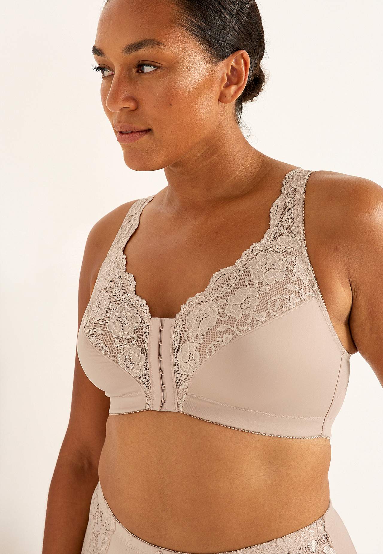 Front-closing soft bra