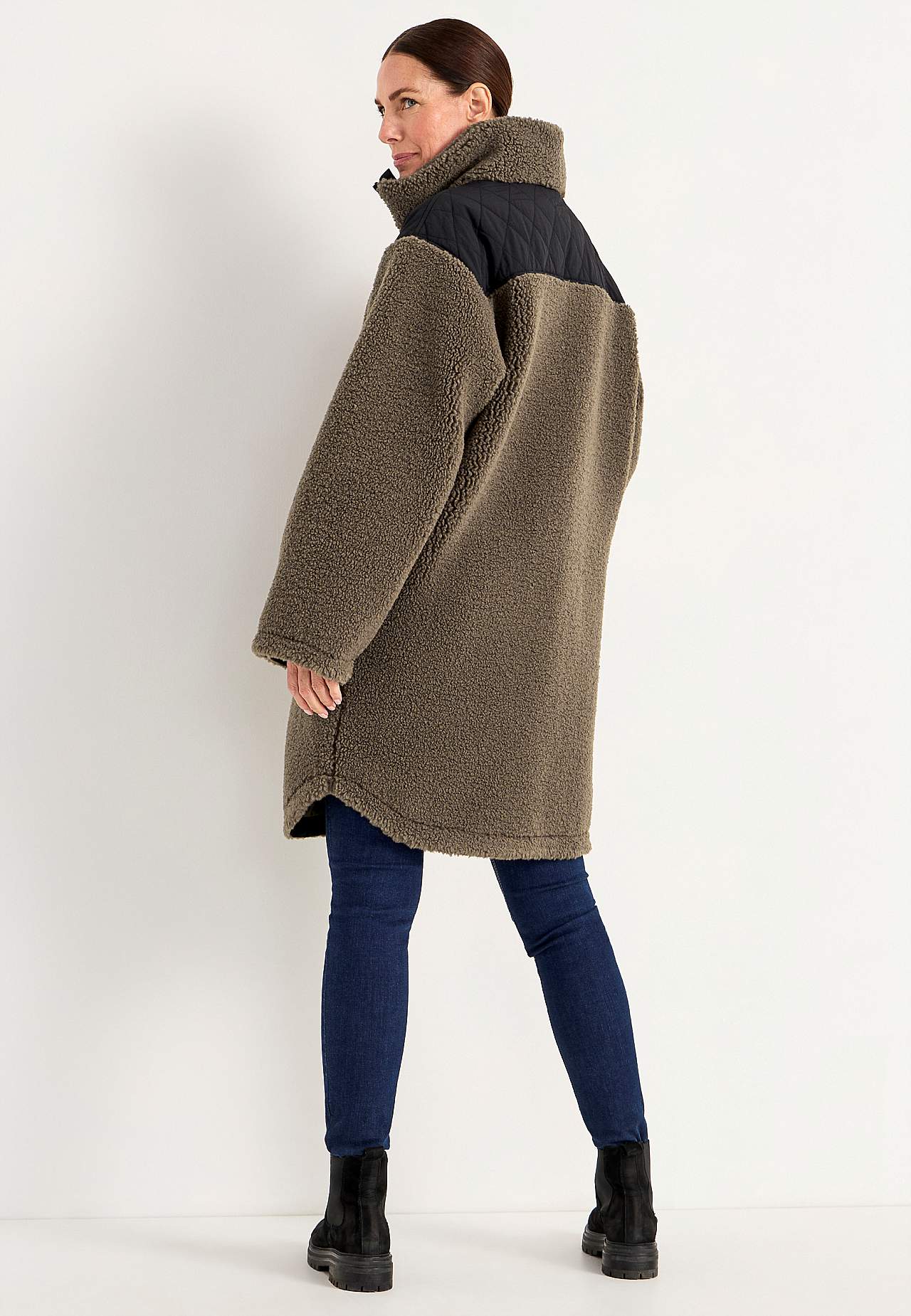 Long pile jacket with high collar