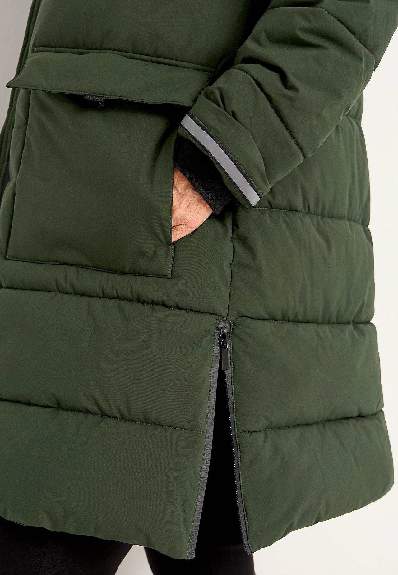 Warm coat with side zips at the bottom