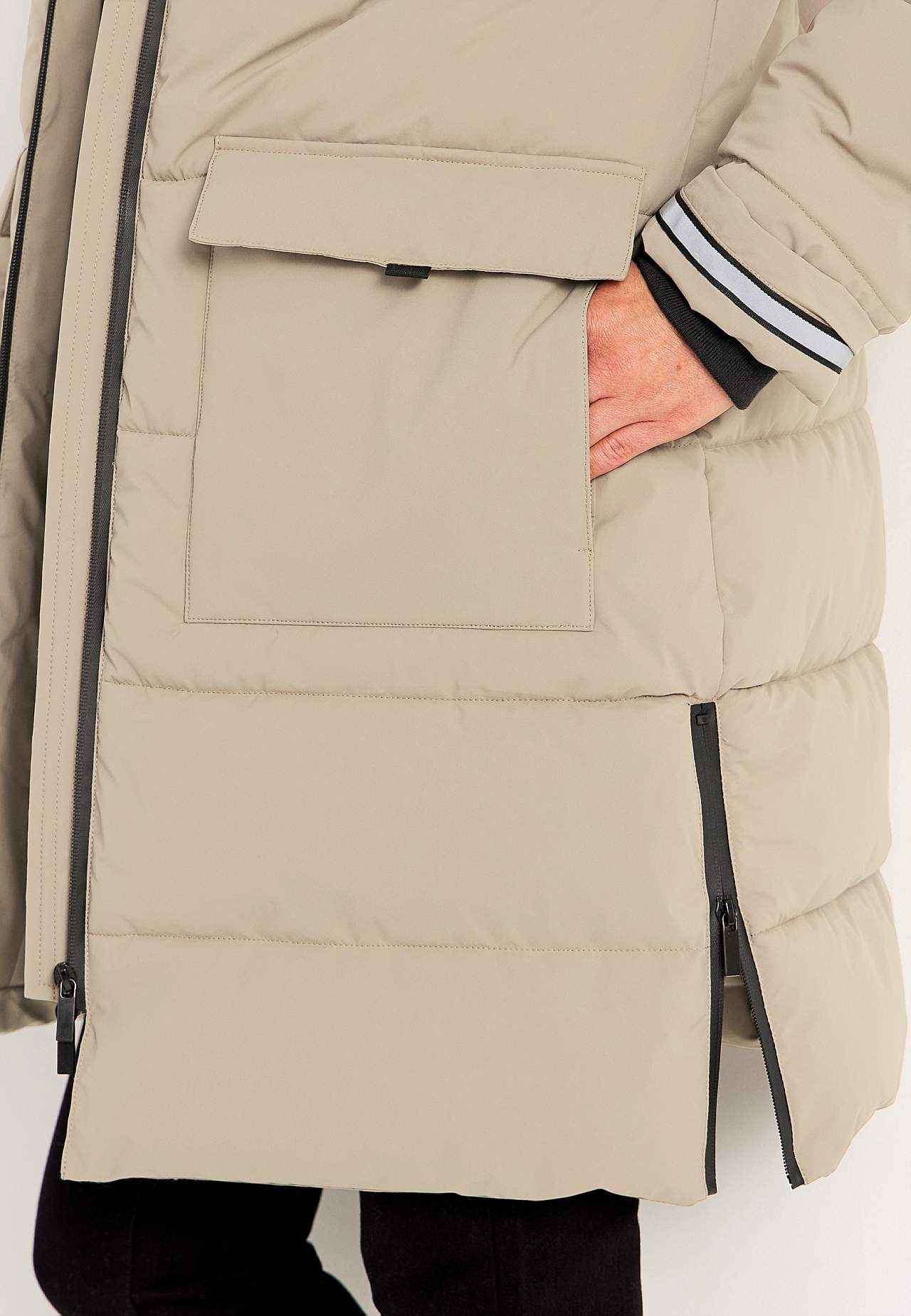 Warm coat with side zips at the bottom