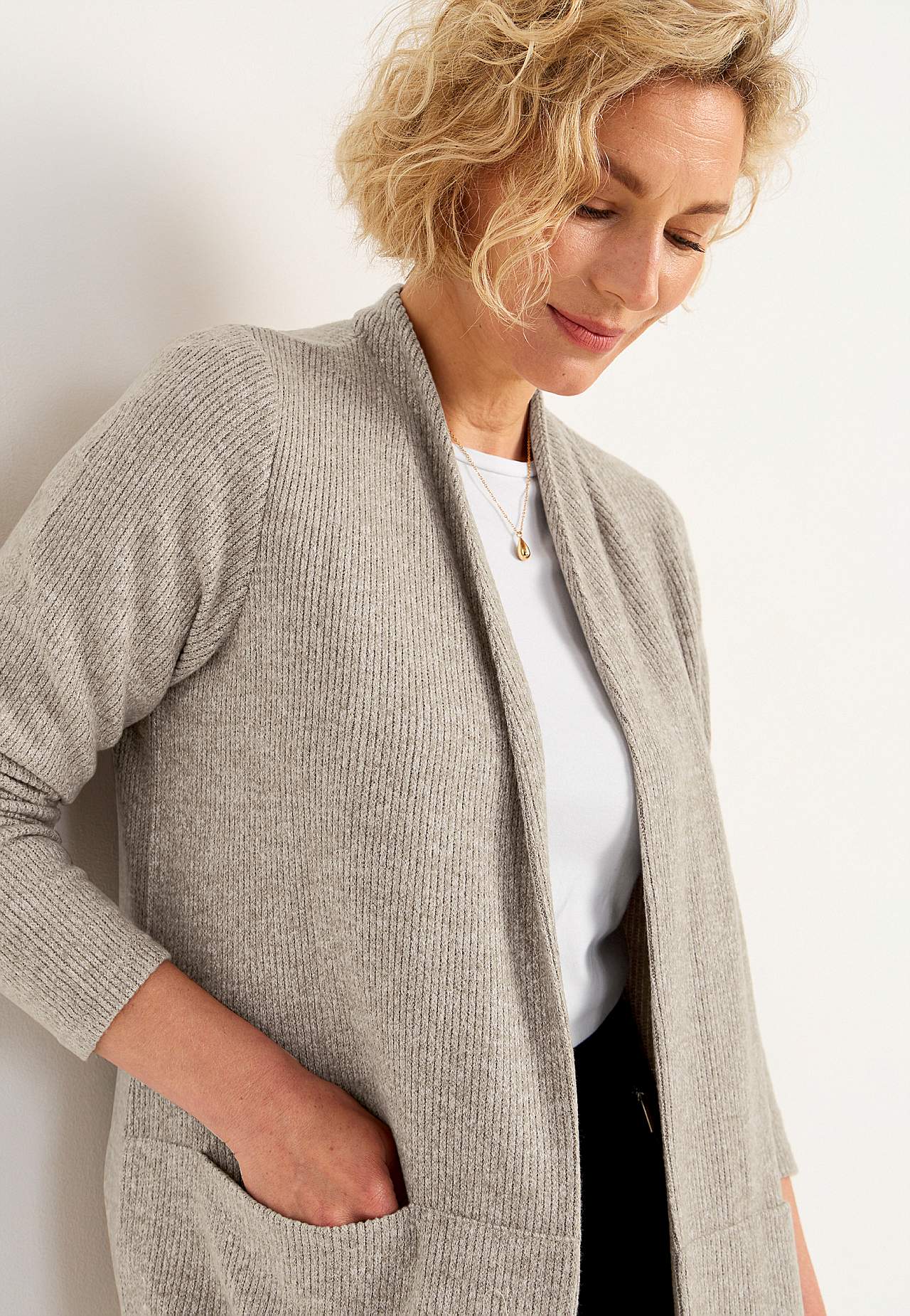 Super soft, long cardigan with pockets