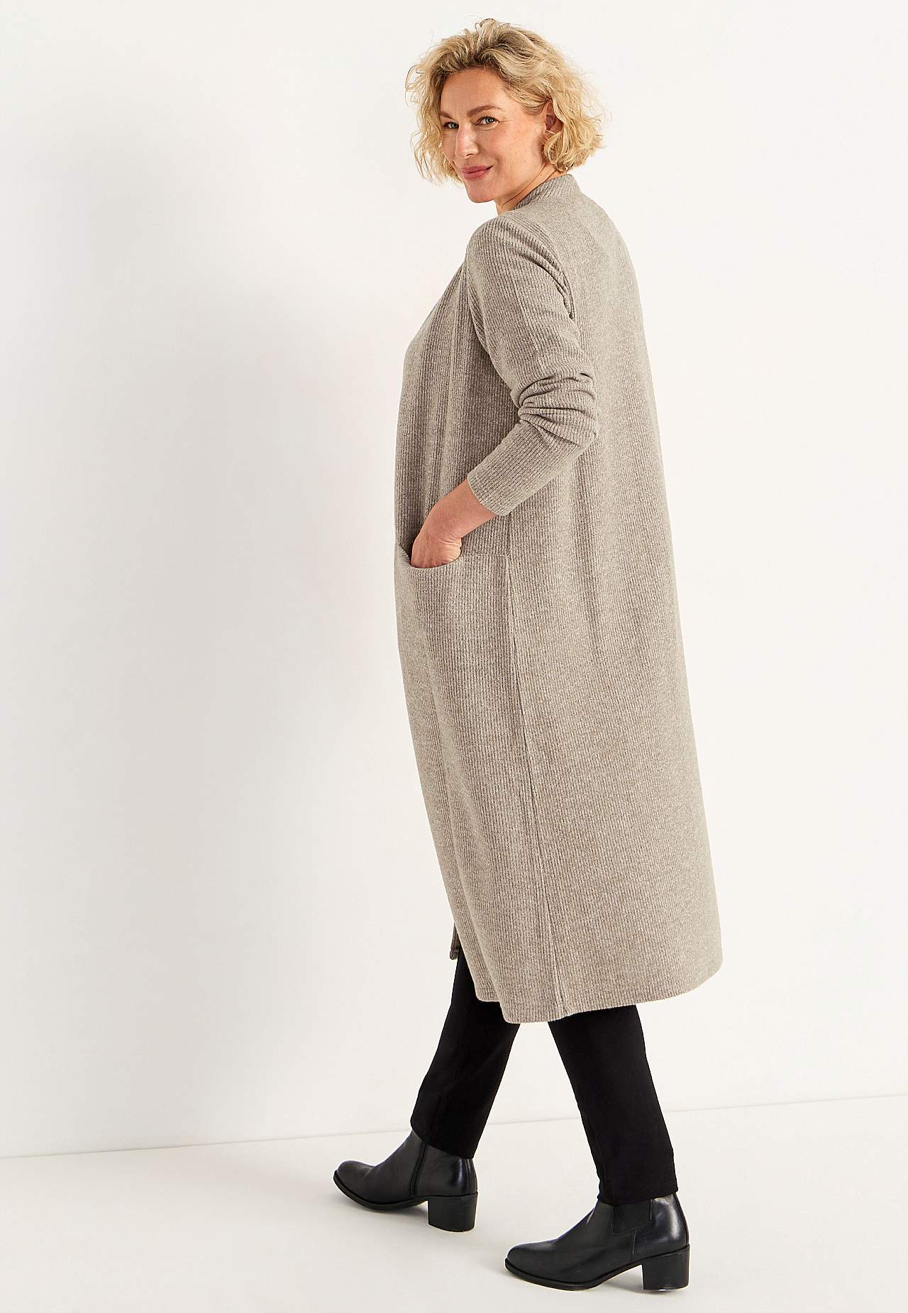 Super soft, long cardigan with pockets