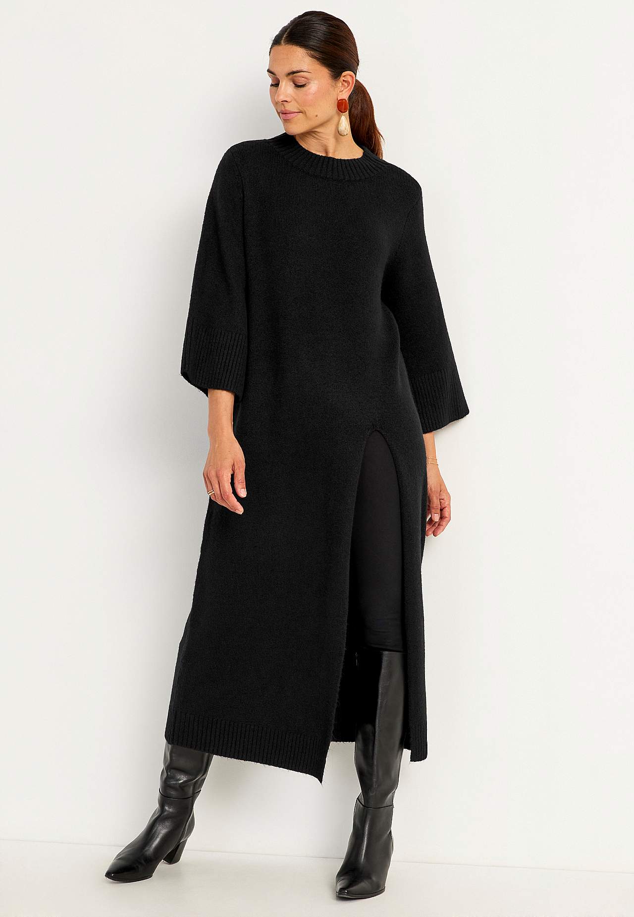 Knitted dress with high slit