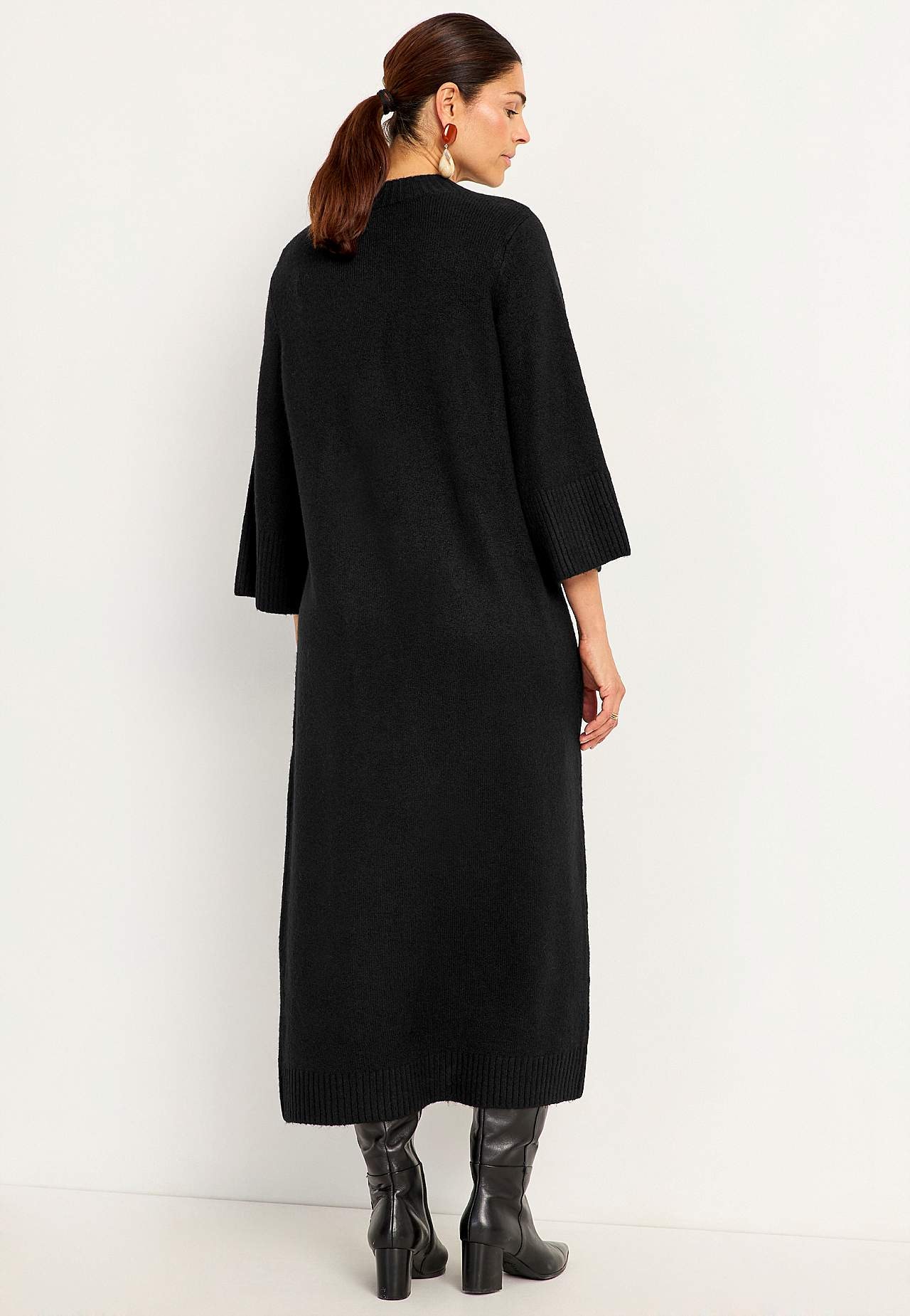 Knitted dress with high slit
