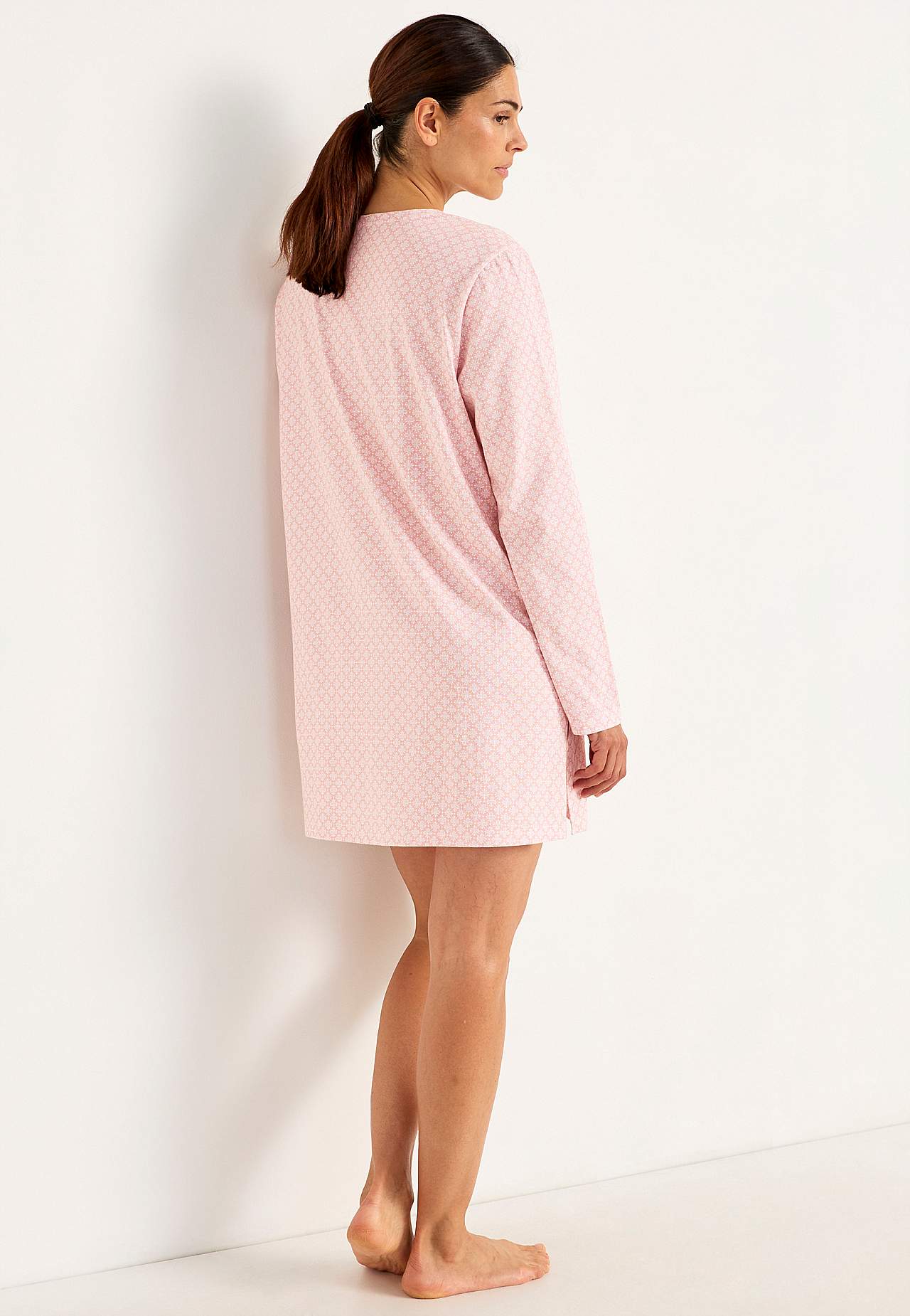 Short nightgown with buttons