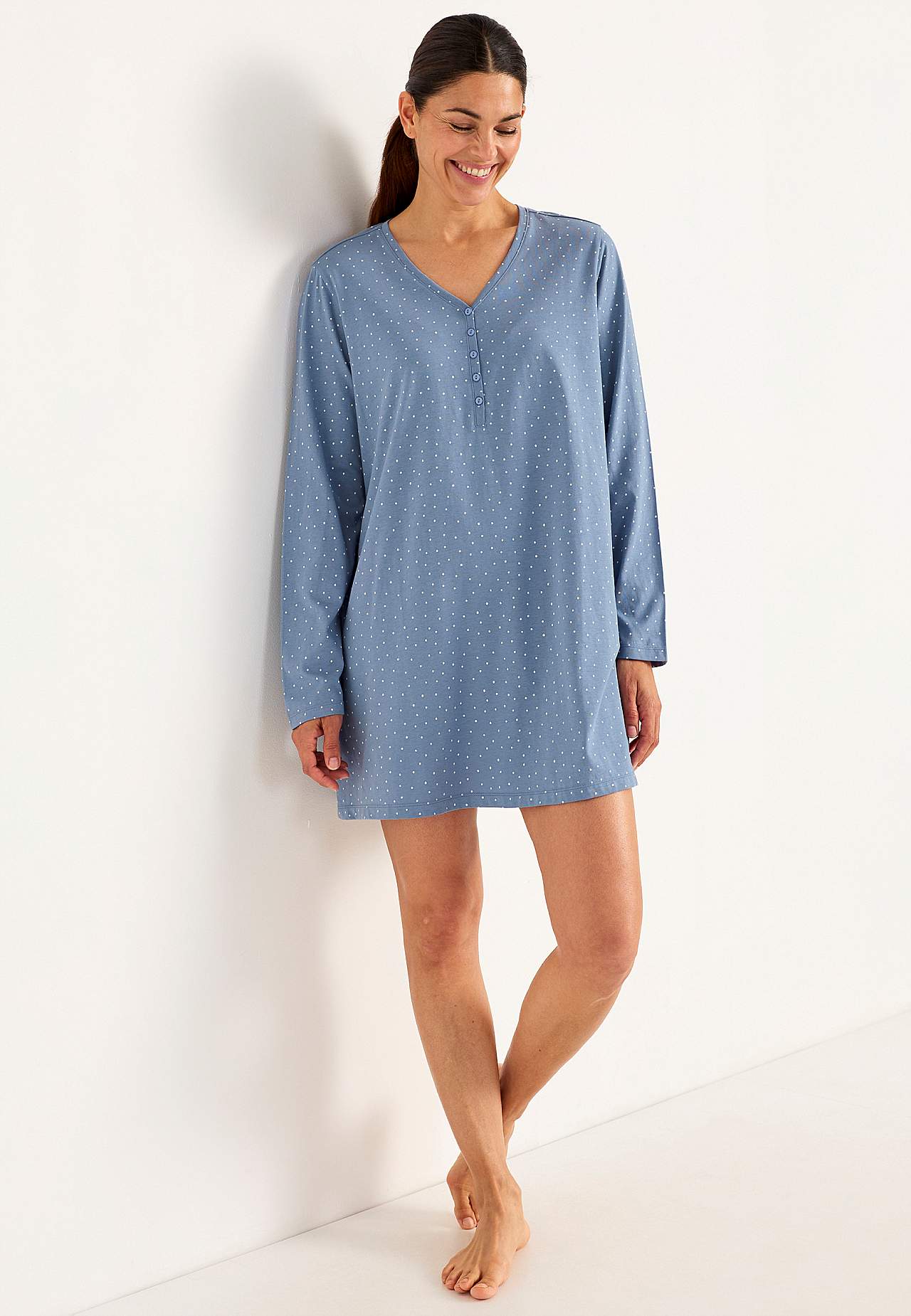 Short nightgown with buttons