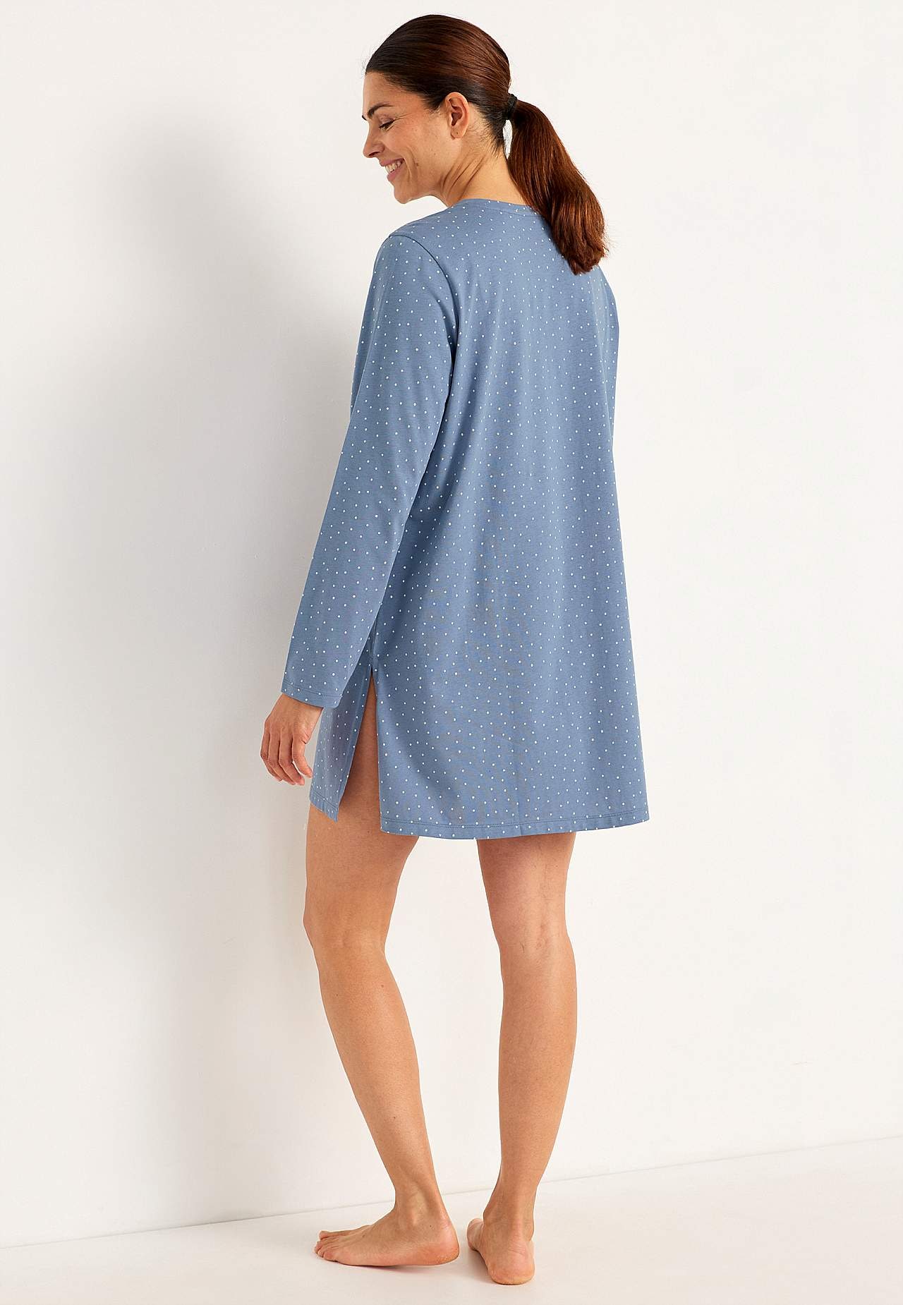Short nightgown with buttons