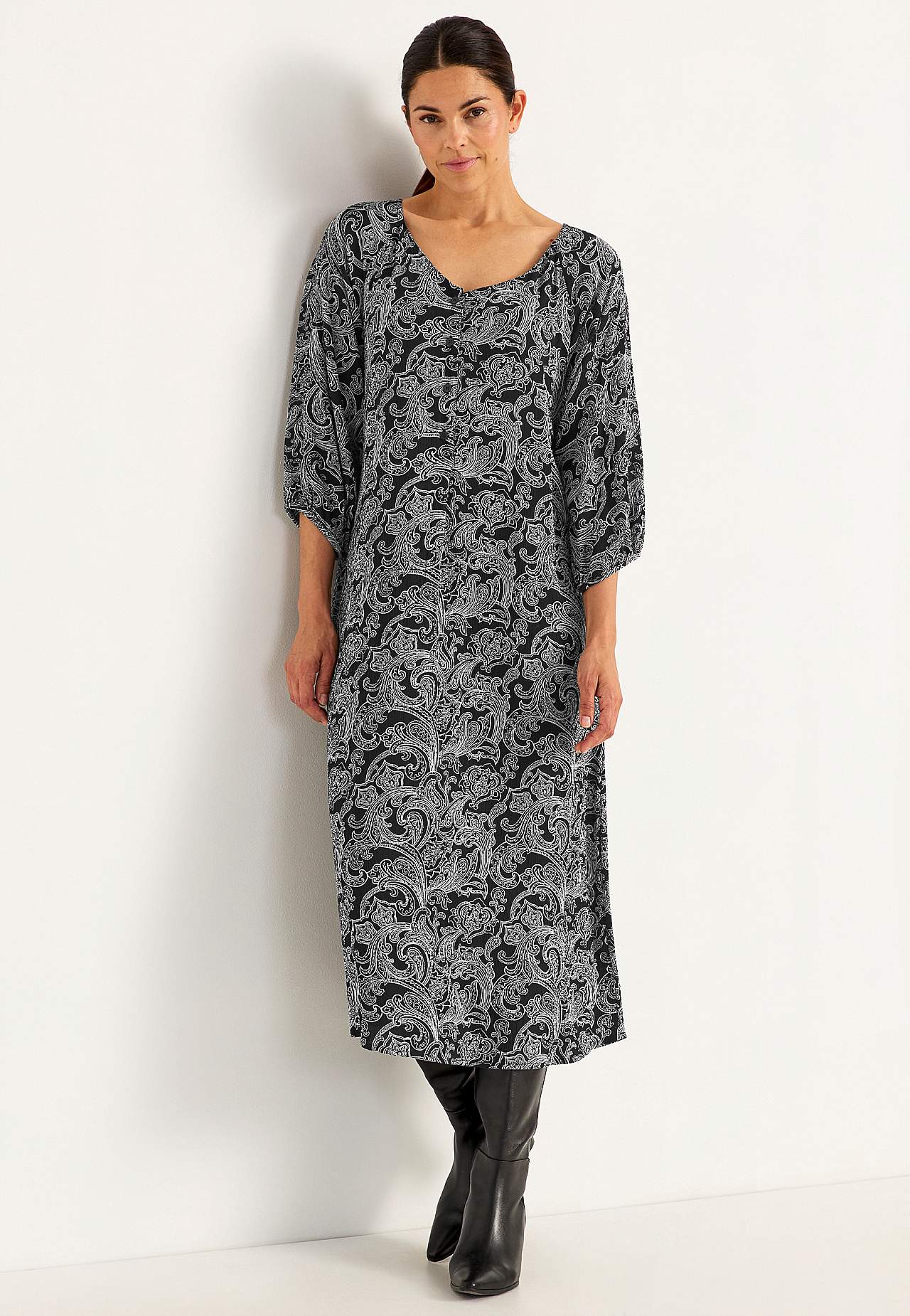 Patterned dress with buttons
