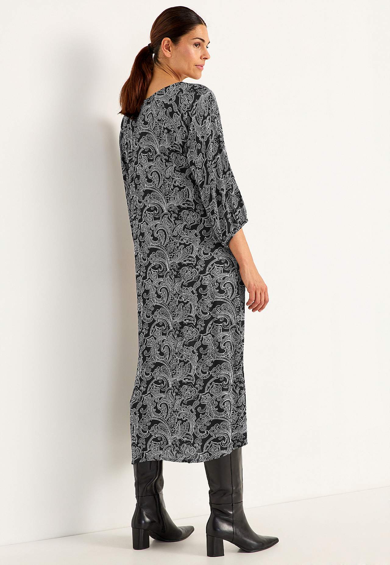 Patterned dress with buttons
