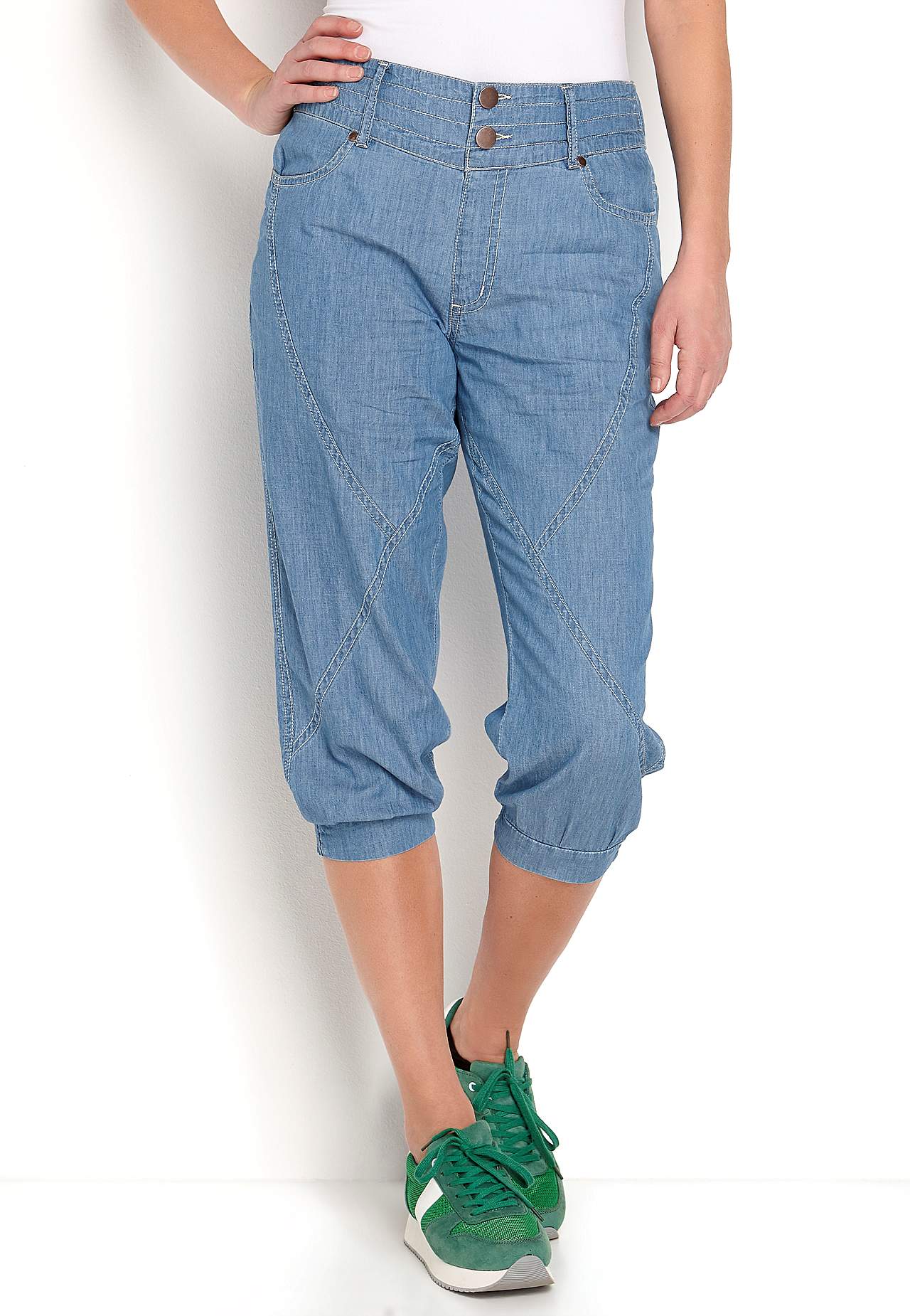 Woven capri trousers