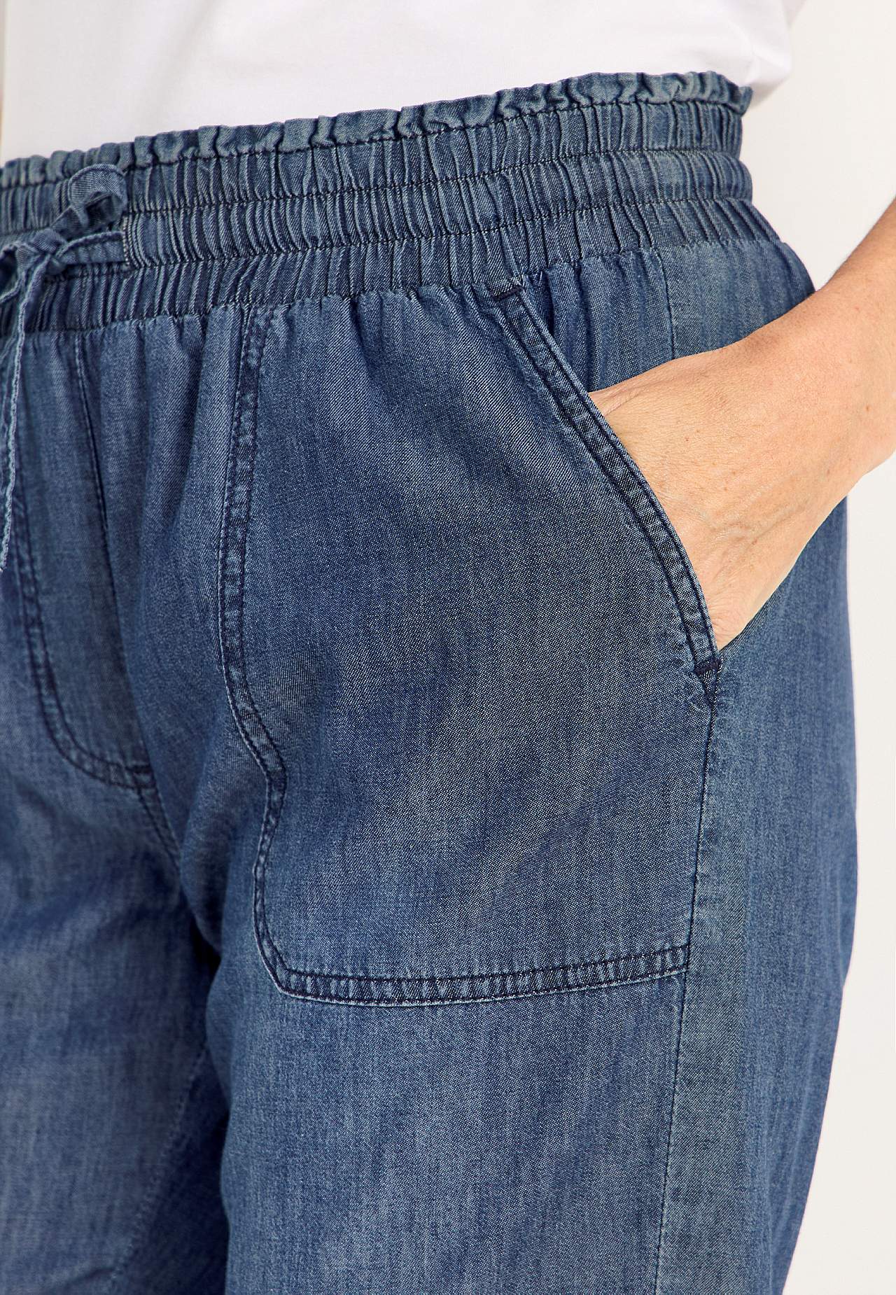 Casual capri trousers in denim