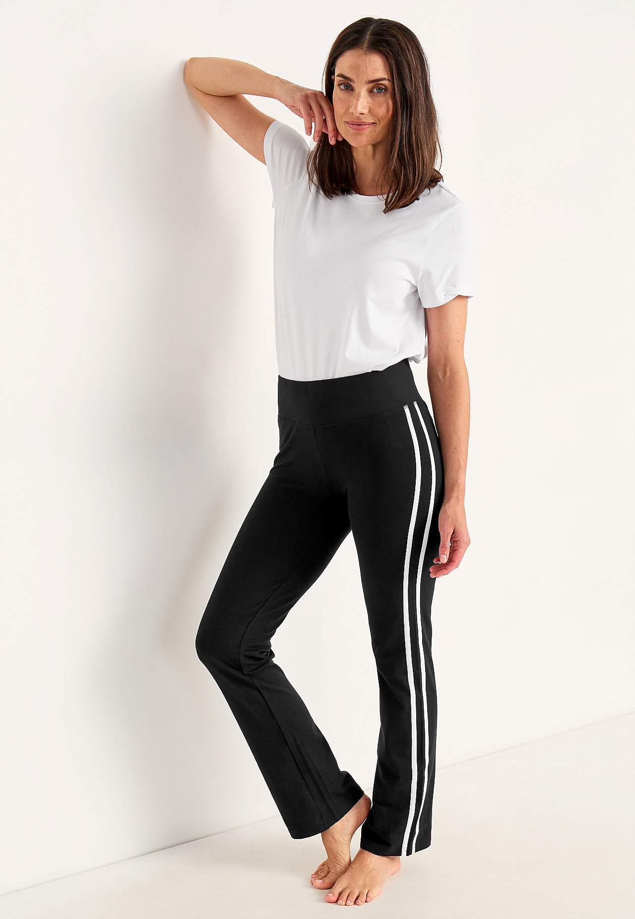 Workout trousers with decorative side stripes