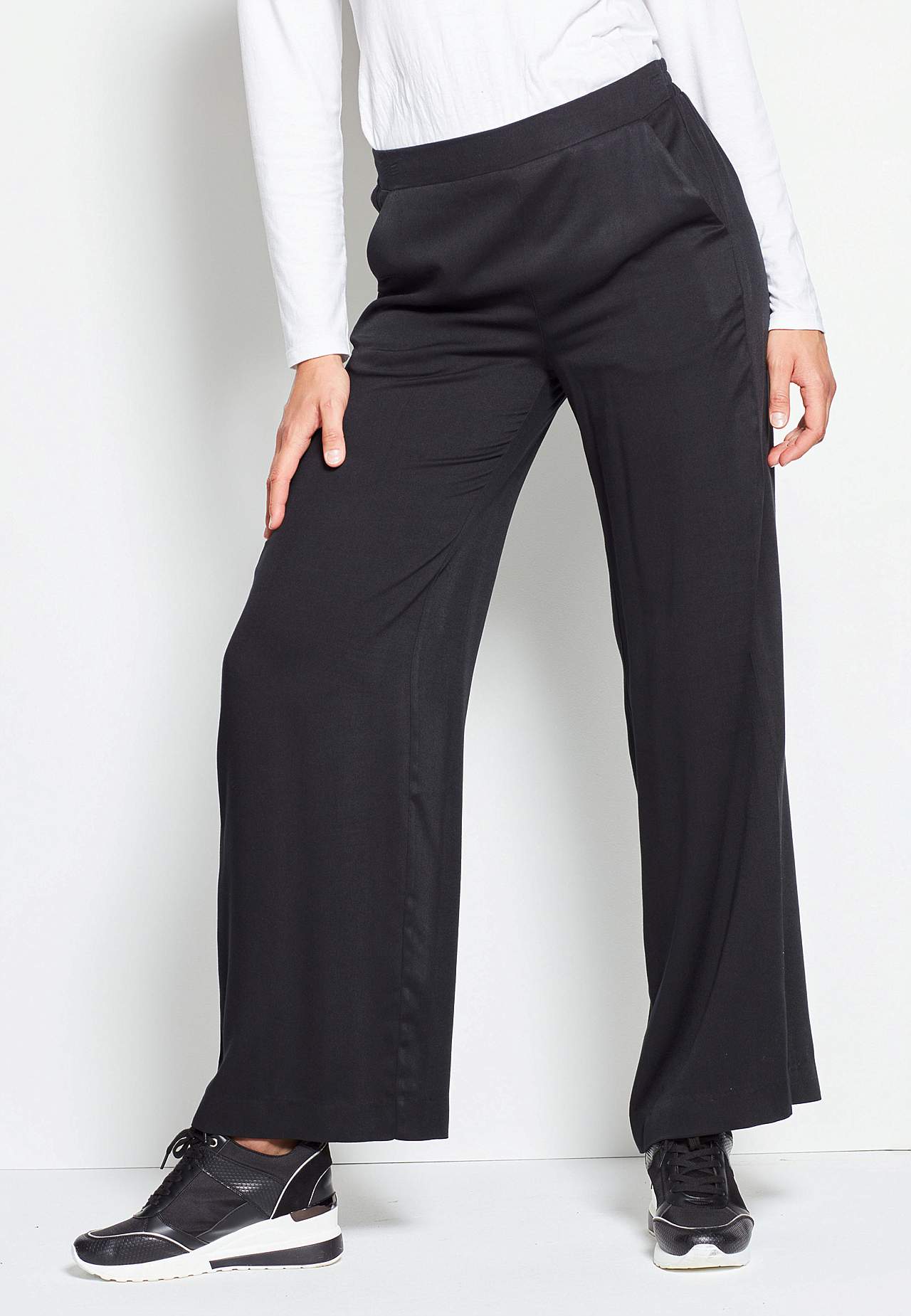 Wide leg trousers
