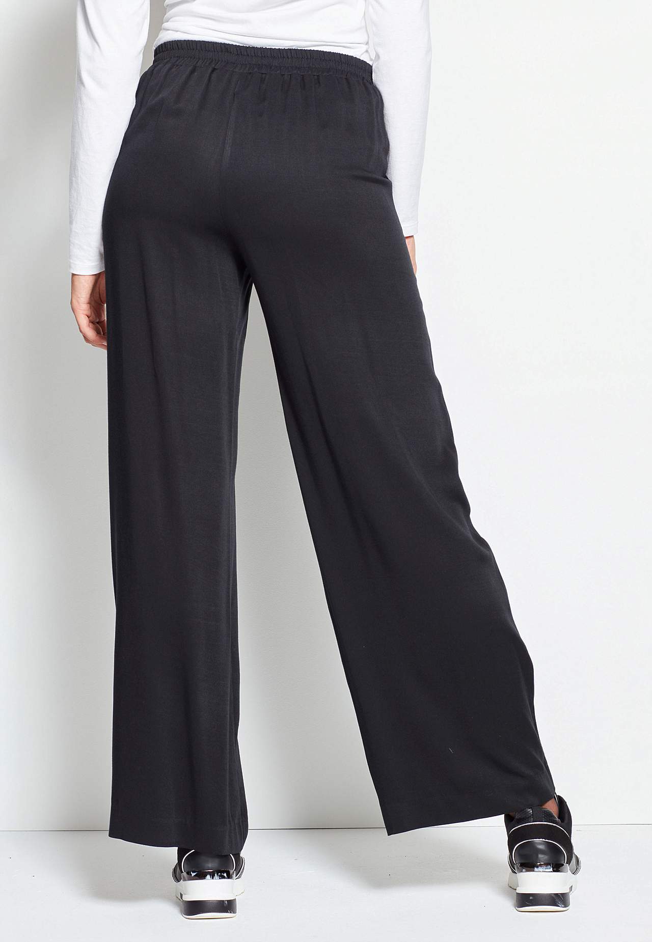 Wide leg trousers